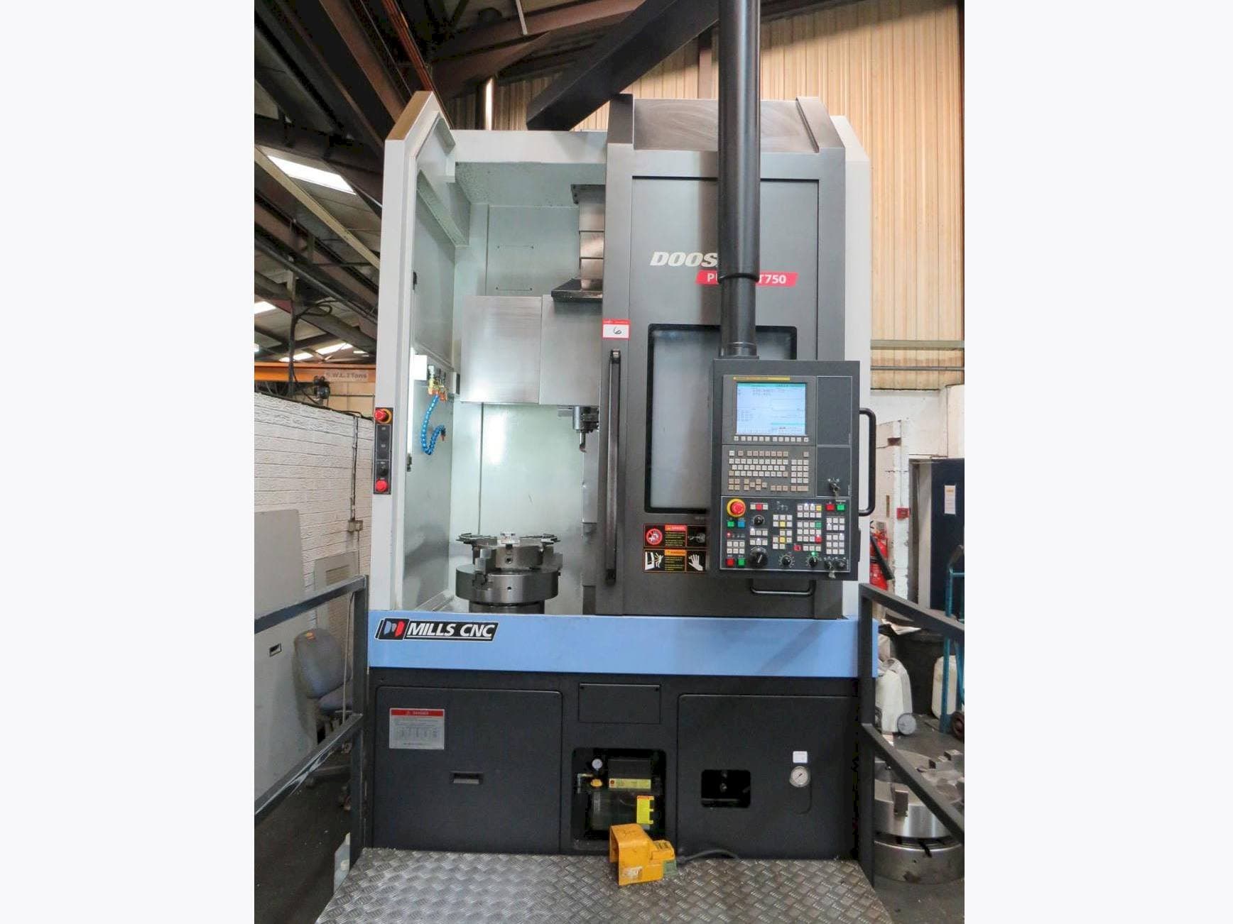 Čelní pohled na Doosan Puma VT-750 stroj