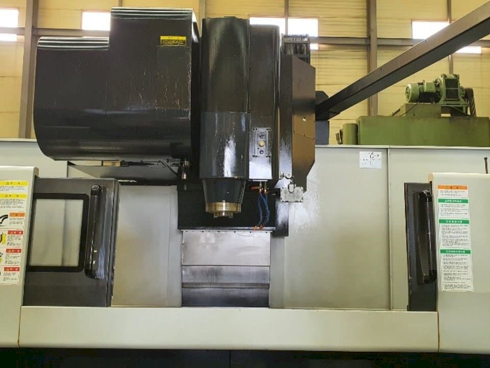 Čelní pohled na Doosan VM 960L stroj