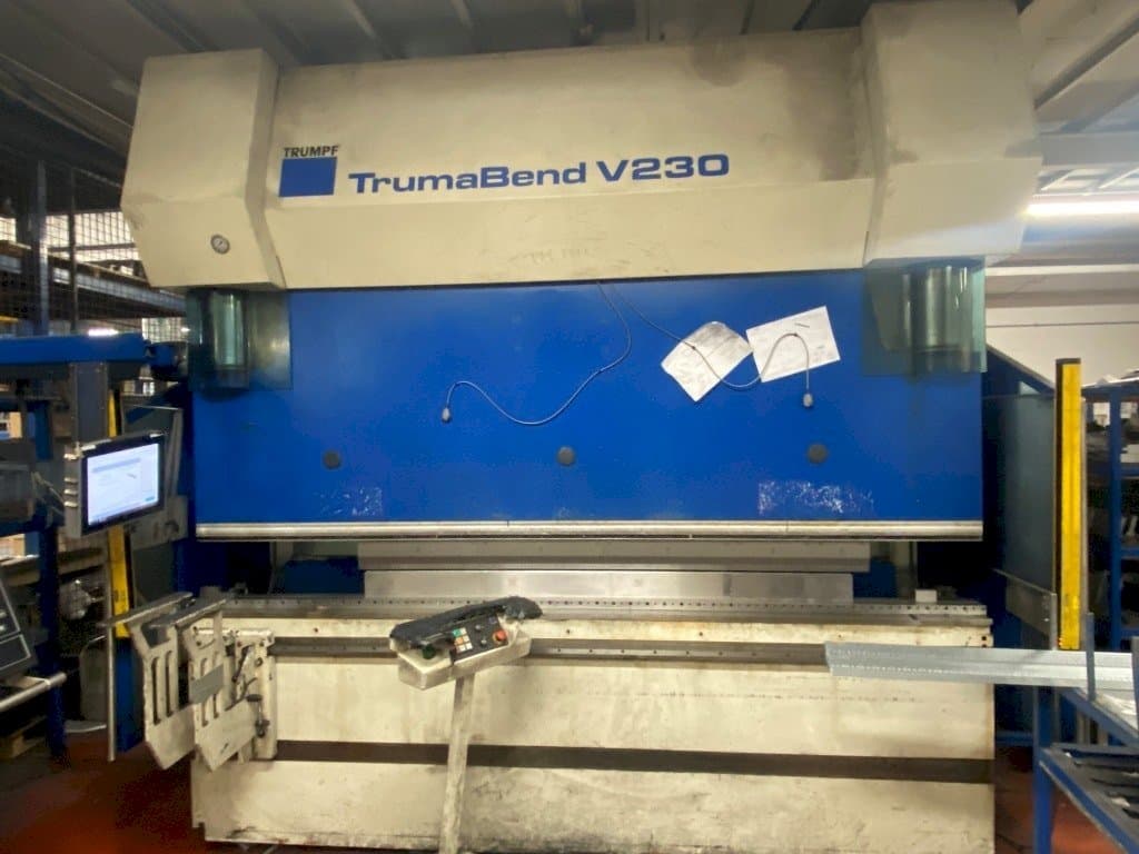Čelní pohled na Trumpf TrumaBend V230 stroj