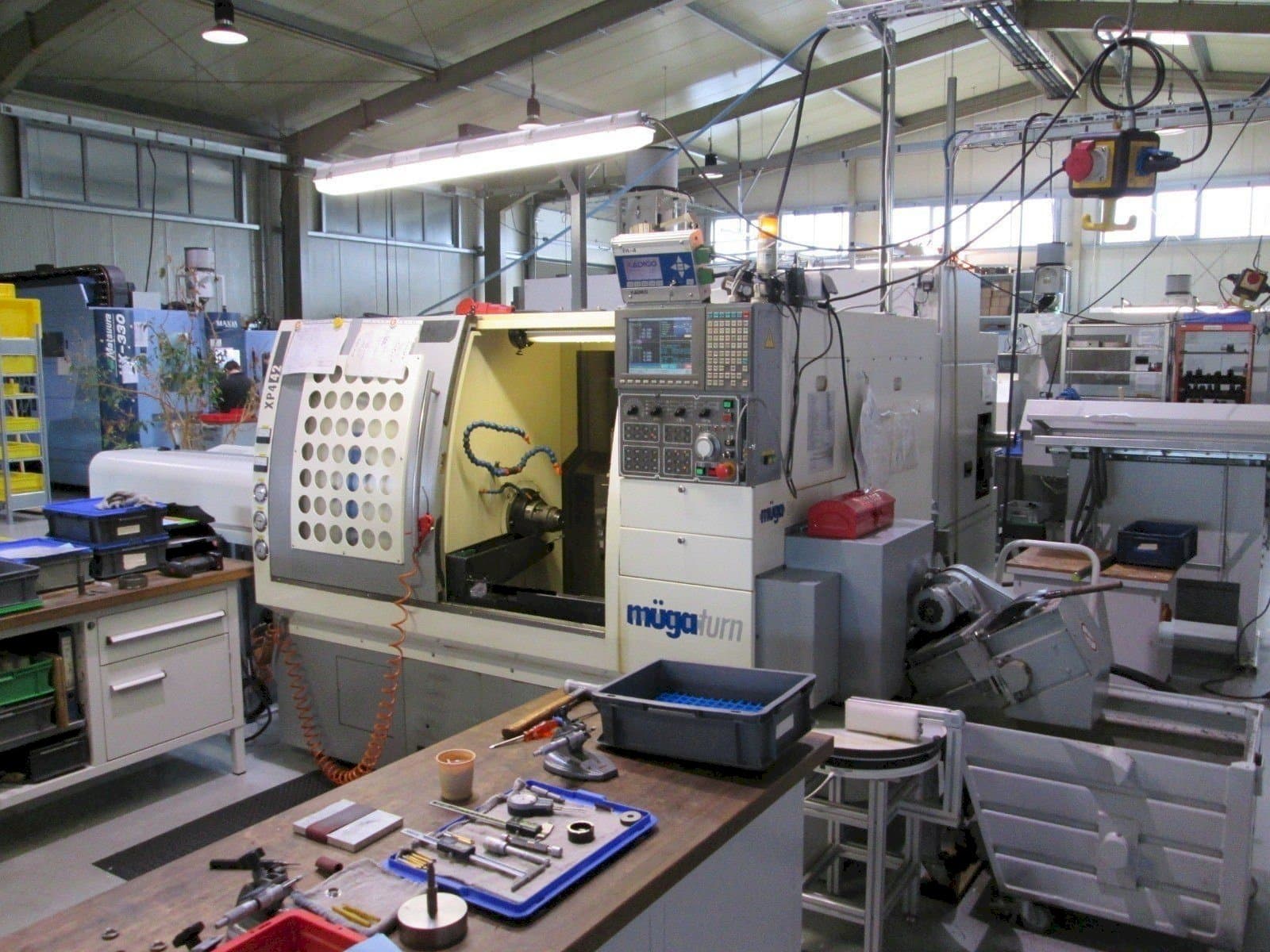 Čelní pohled na Muga XP4 – 42SM stroj