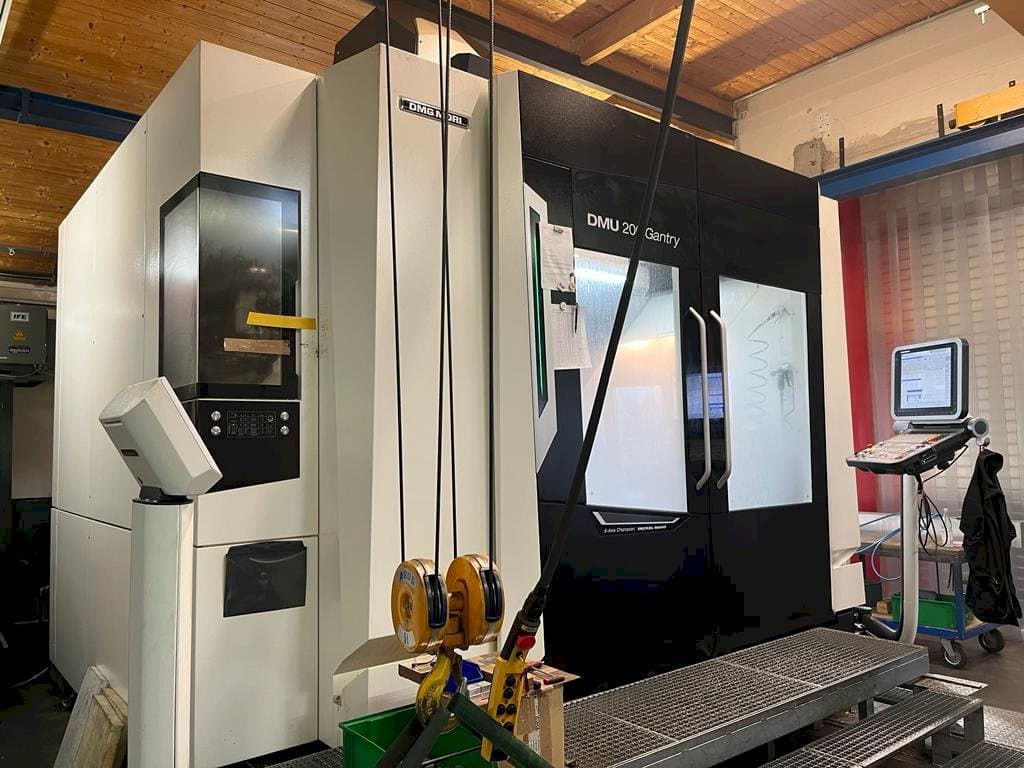 Čelní pohled  na DMG MORI DMU 200 Gantry  stroj