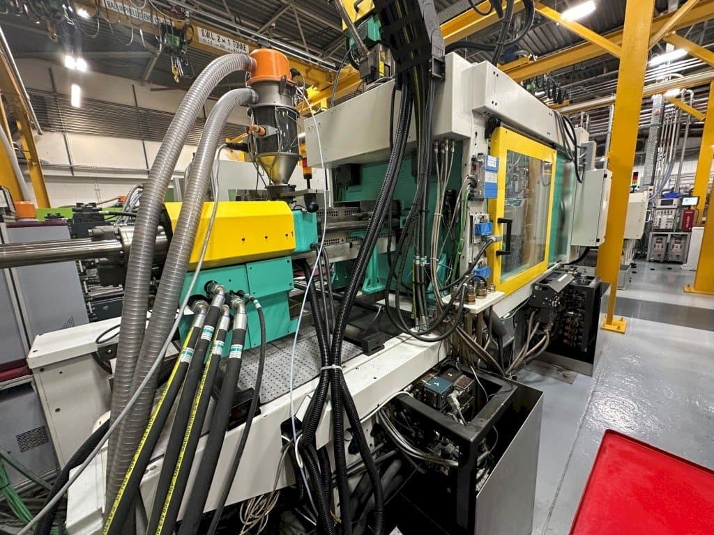 Levý boční pohled  na Arburg Allrounder 570C 2000 -350/150  stroj
