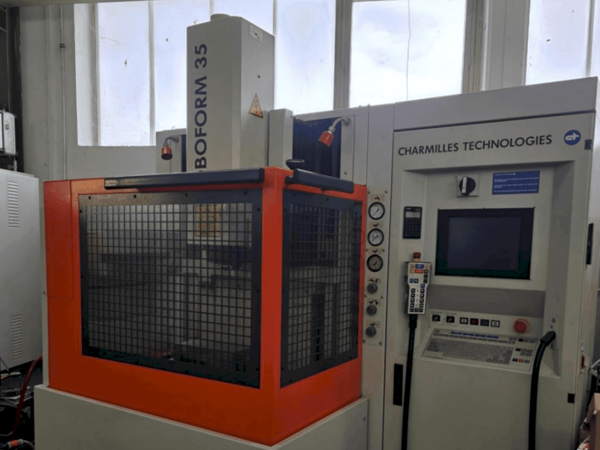 Čelní pohled  na CHARMILLES Roboform 35  stroj