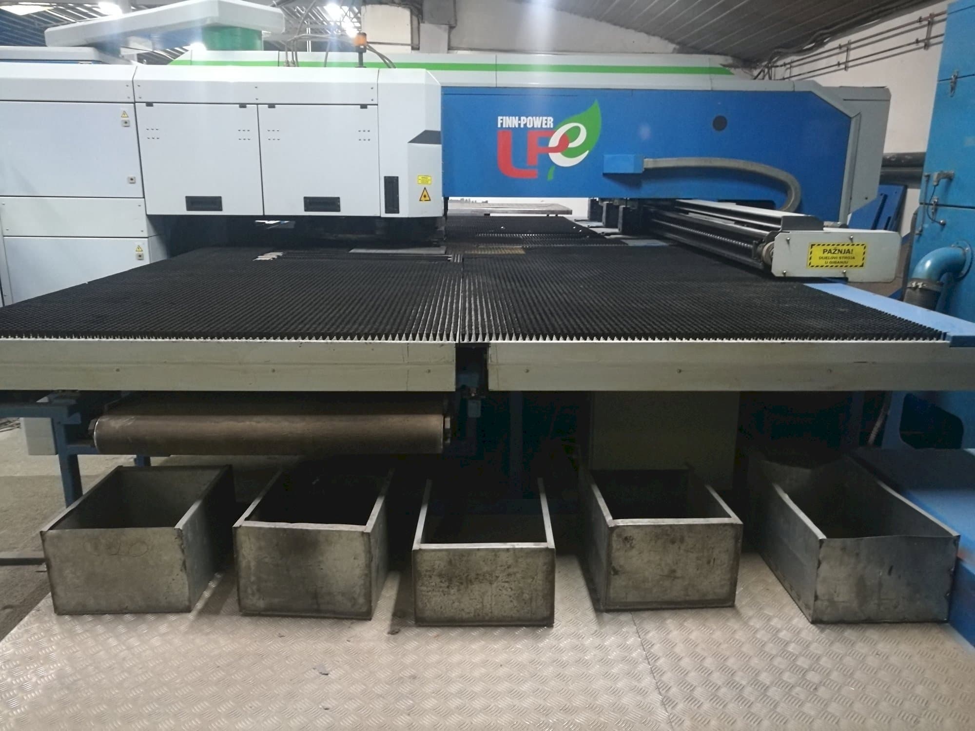 Čelní pohled na Finn-Power LPE5 SWUH stroj