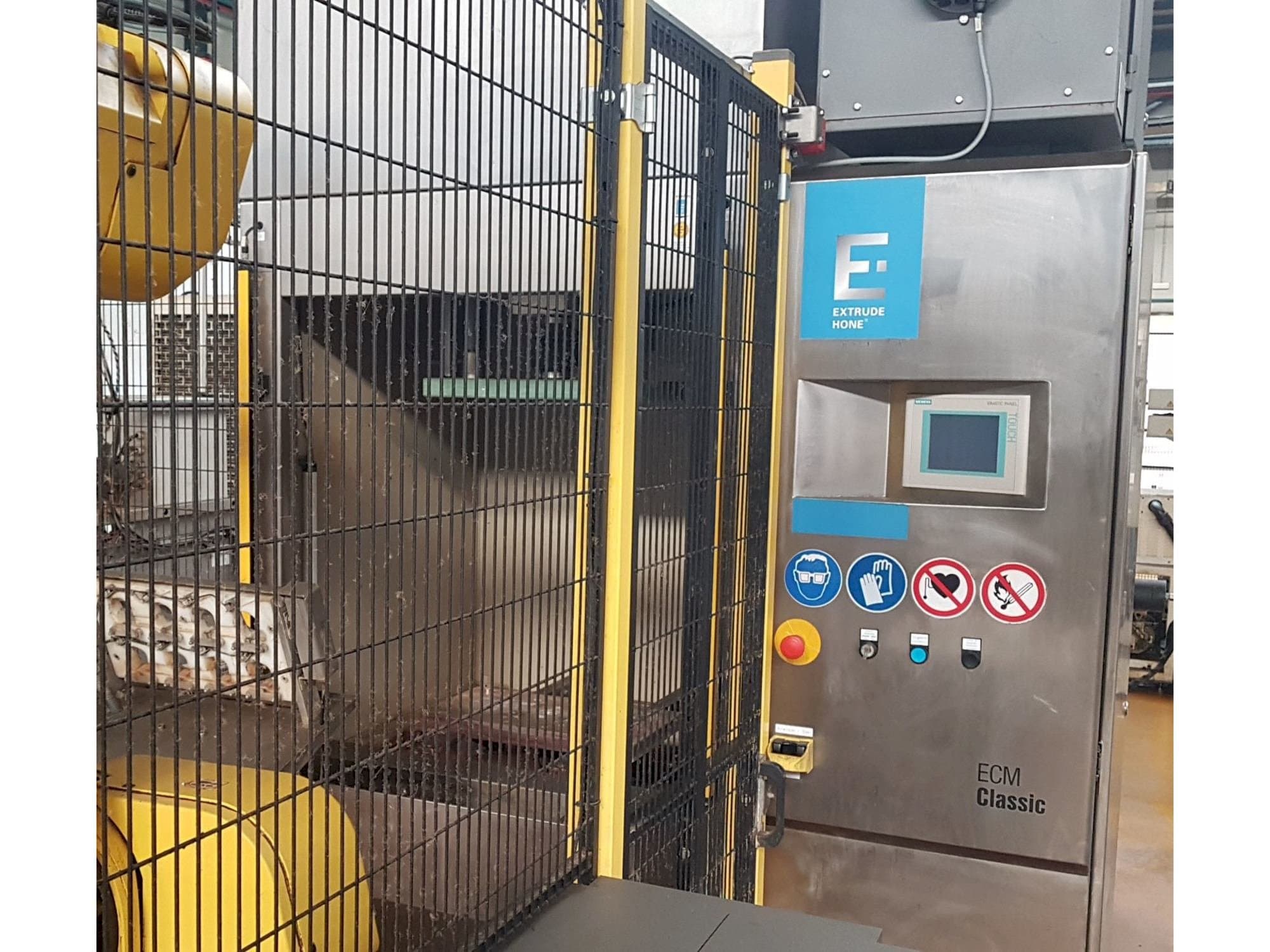 Čelní pohled  na Extrude Hone Classic 1A-450-43-P-M  stroj