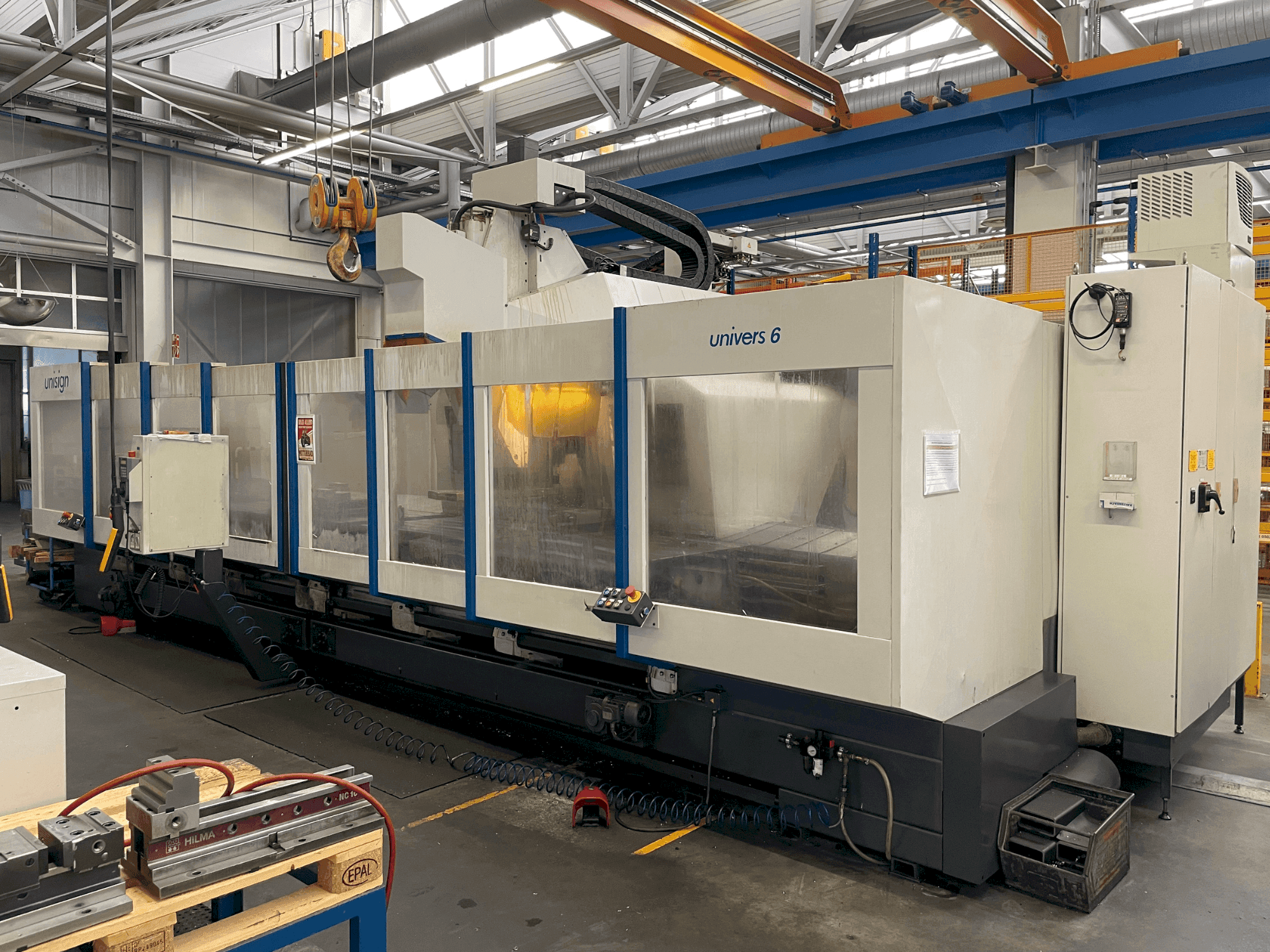 Čelní pohled  na Unisign UNIVERS 6  stroj