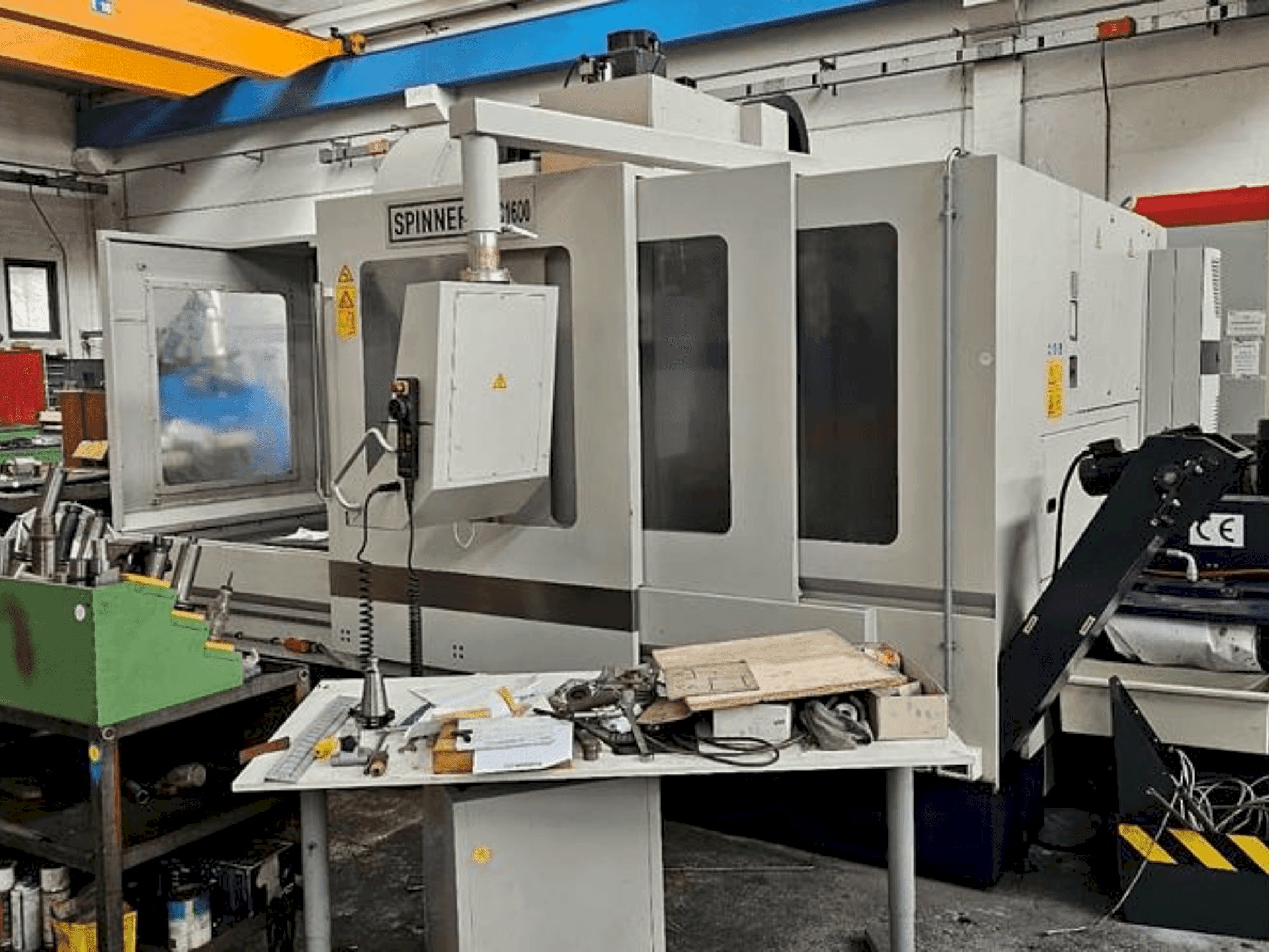 Čelní pohled  na SPINNER MVC 1600-N  stroj