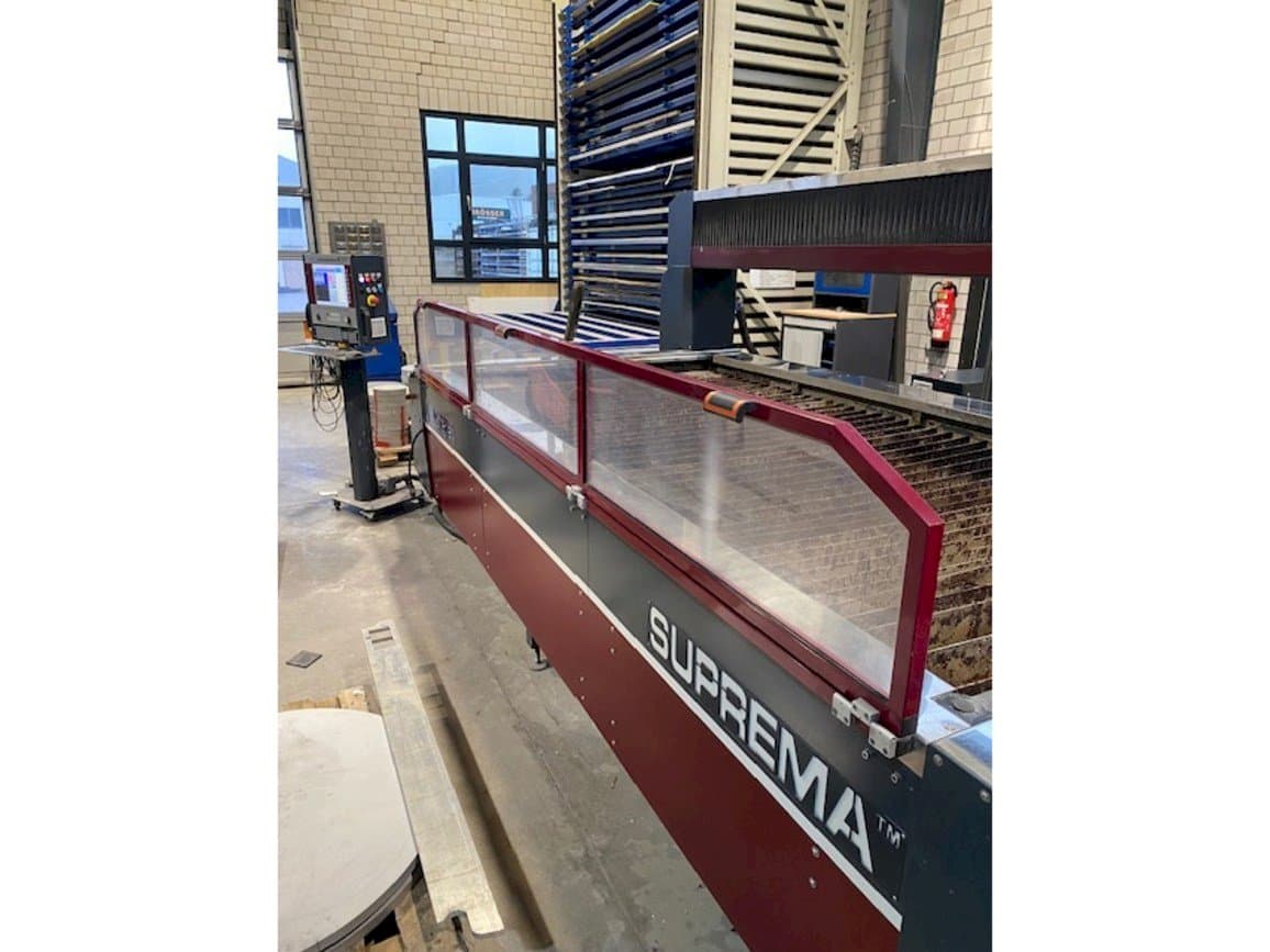 Čelní pohled na Waterjet Italy Suprem stroj