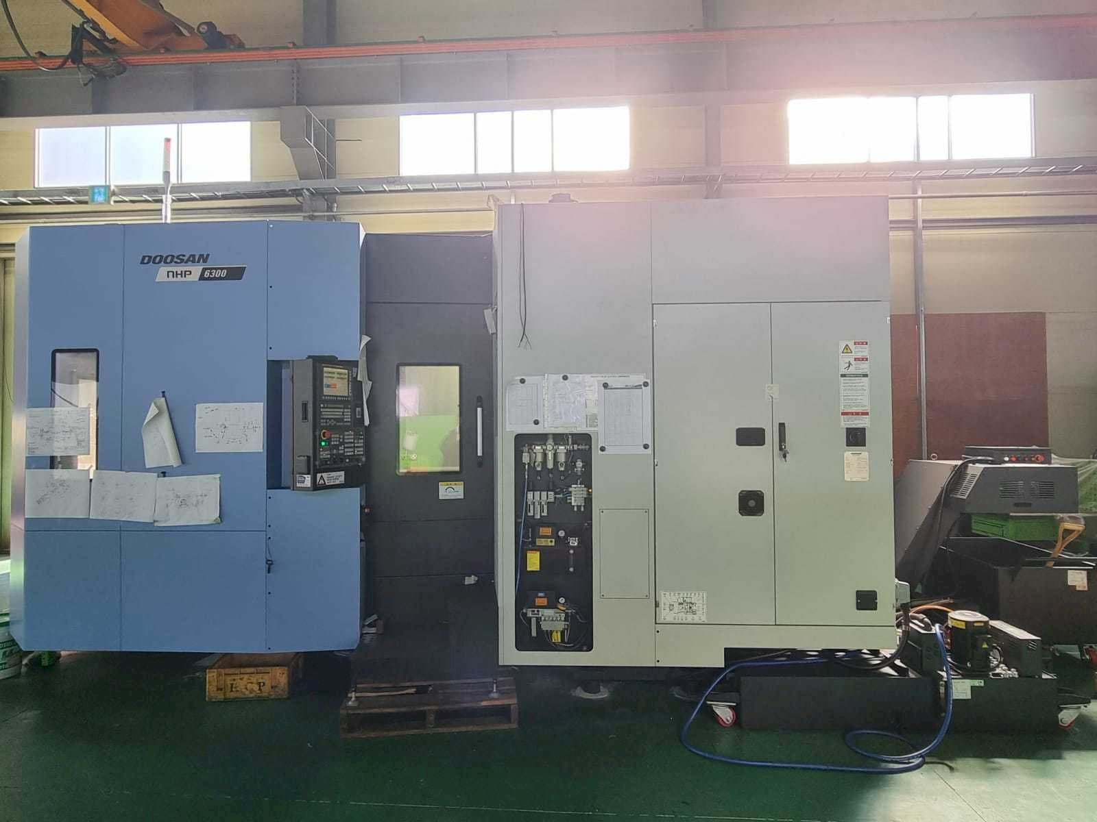 Čelní pohled na Doosan NHP 6300 stroj