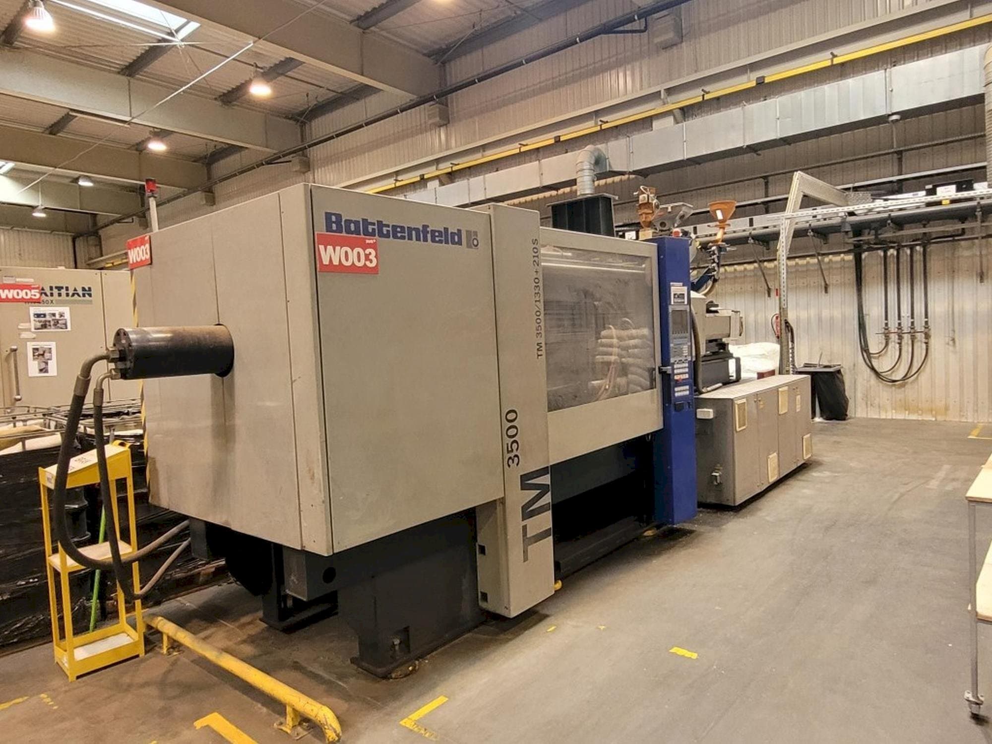 Čelní pohled na Battenfeld TM 3500/1330+210S stroj