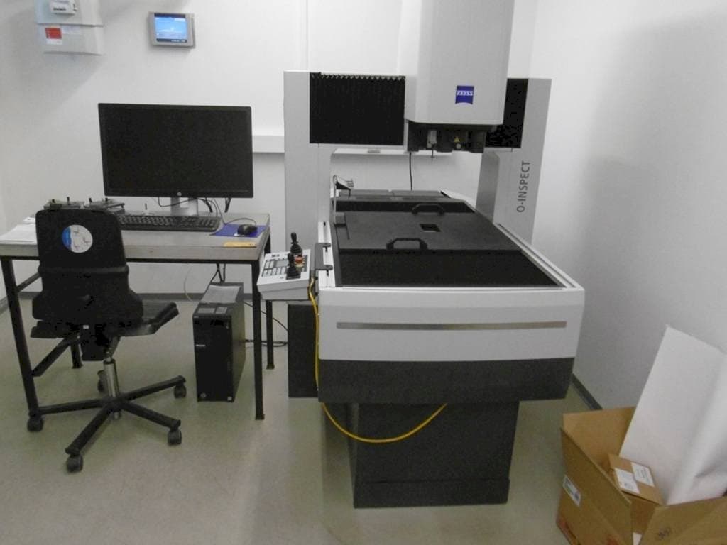 Čelní pohled na ZEISS O-Inspect 543 stroj