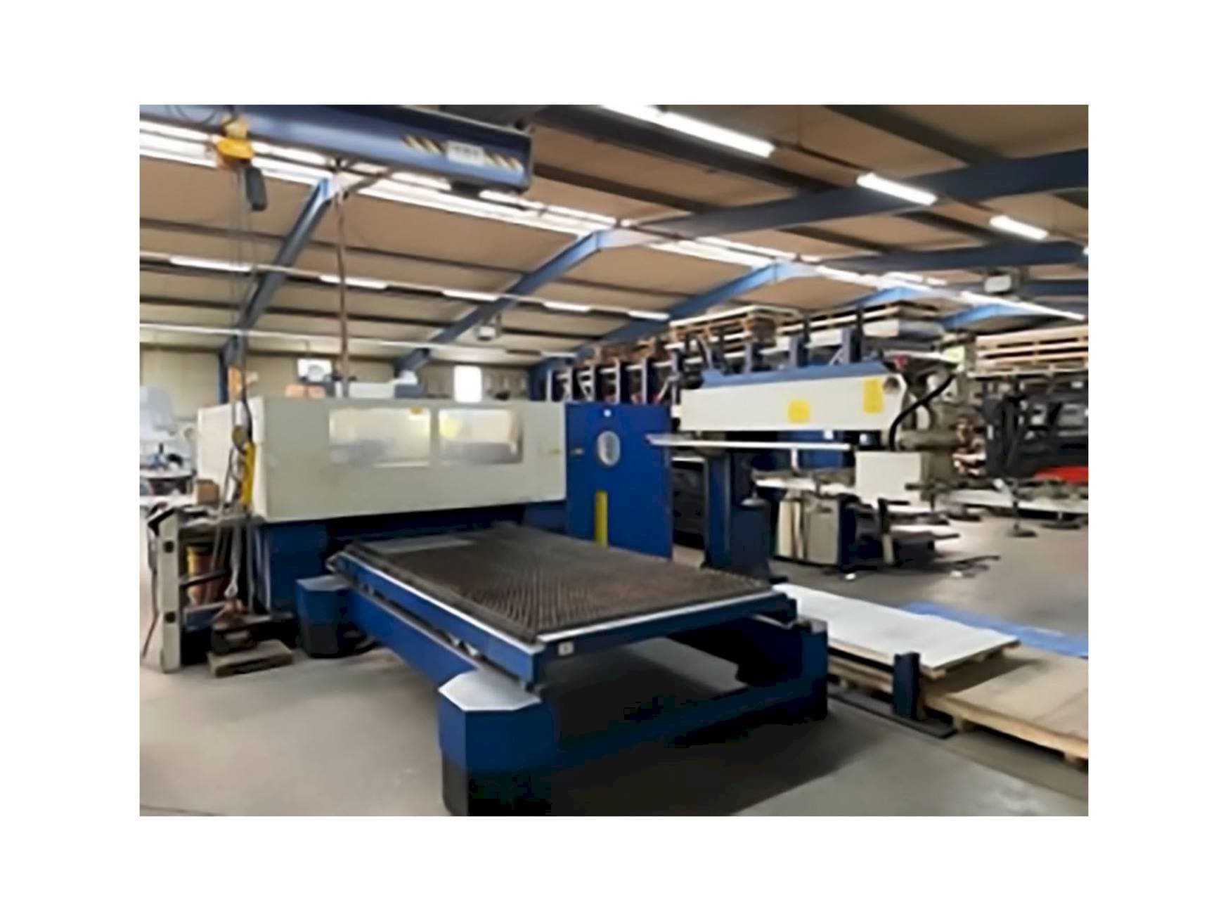 Čelní pohled na Trumpf Trumatic L 3030 stroj