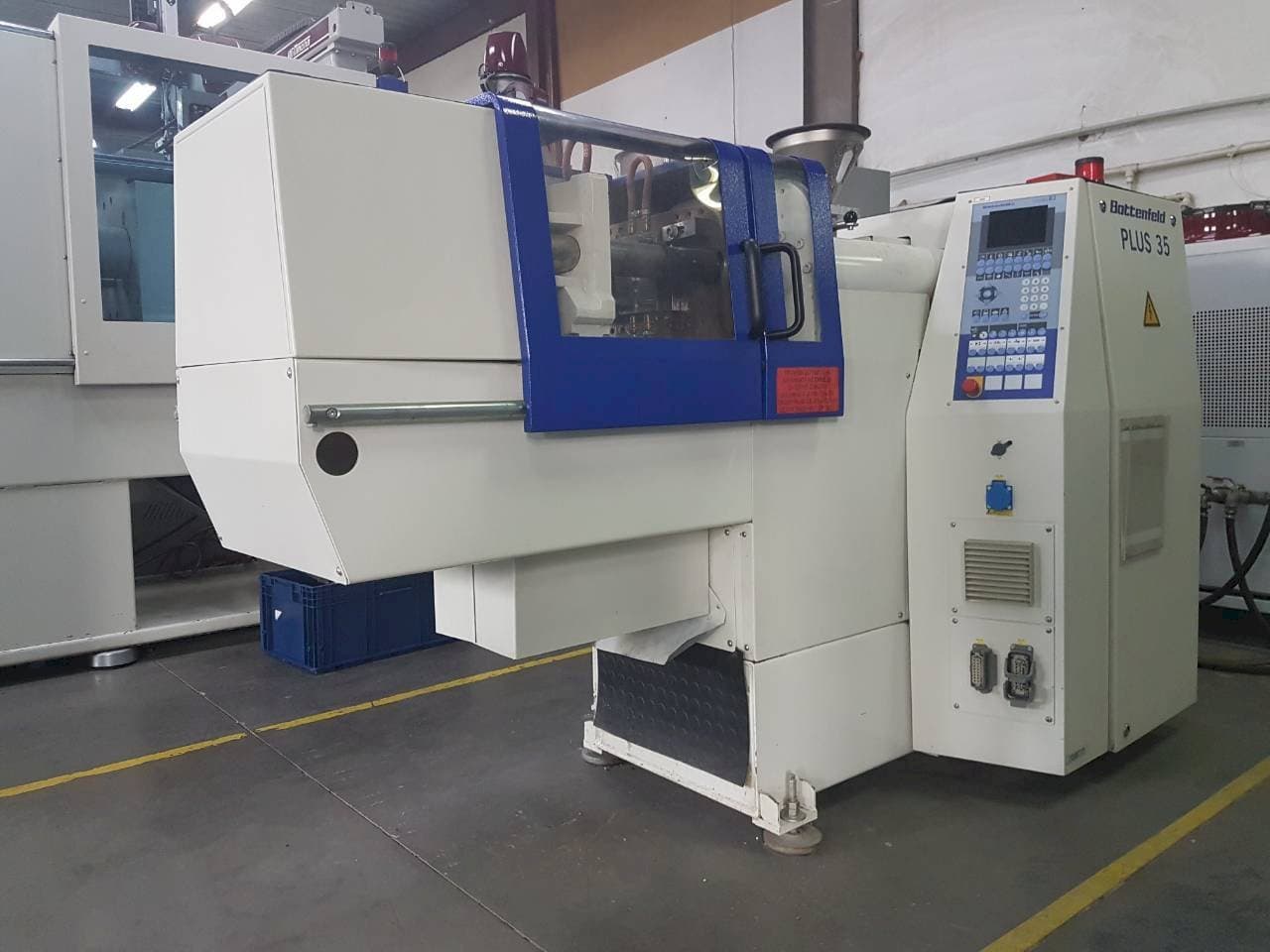 Čelní pohled  na Battenfeld PLUS 35/75  stroj