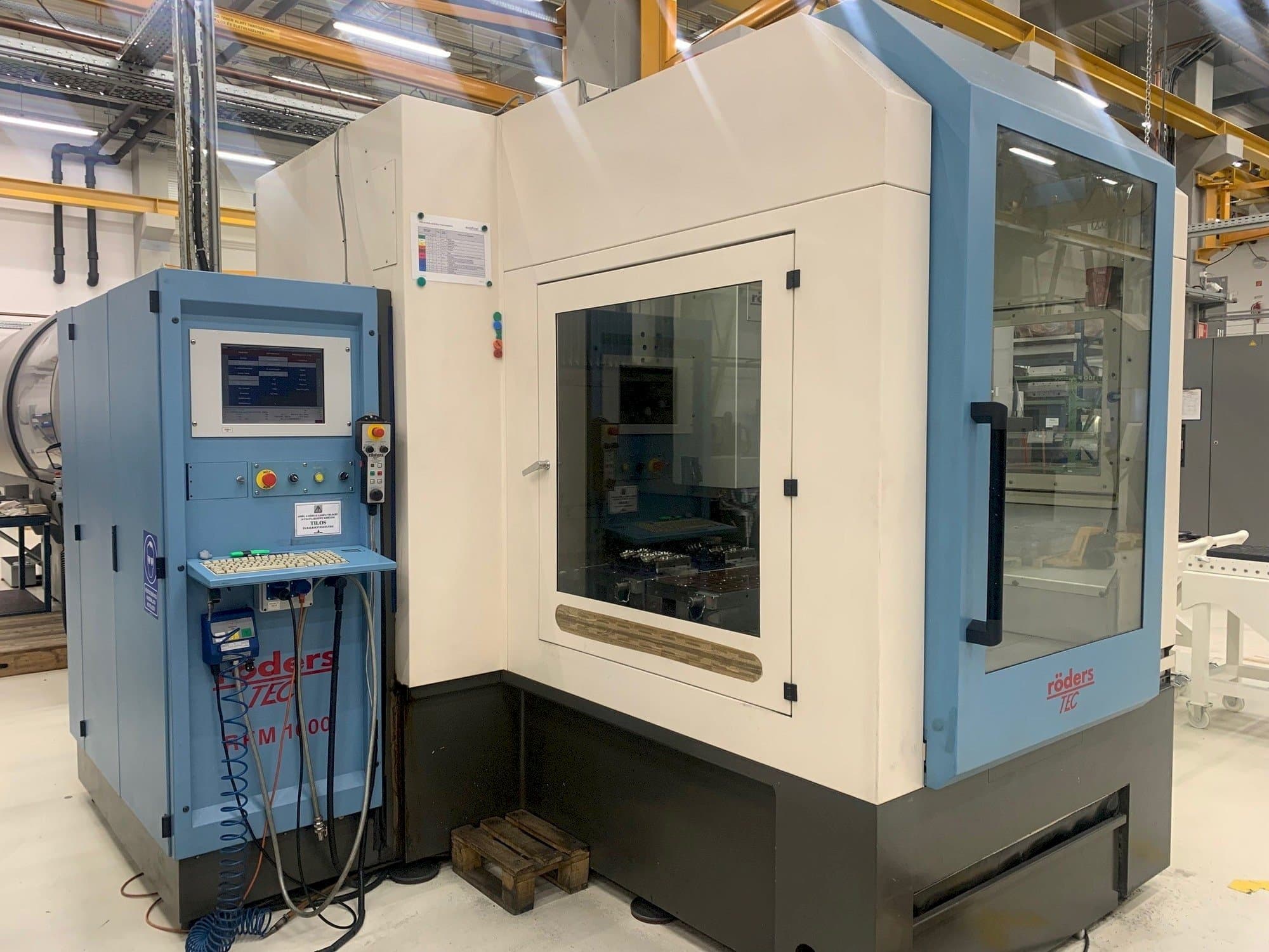 Čelní pohled na Roders RFM 1000-2 stroj