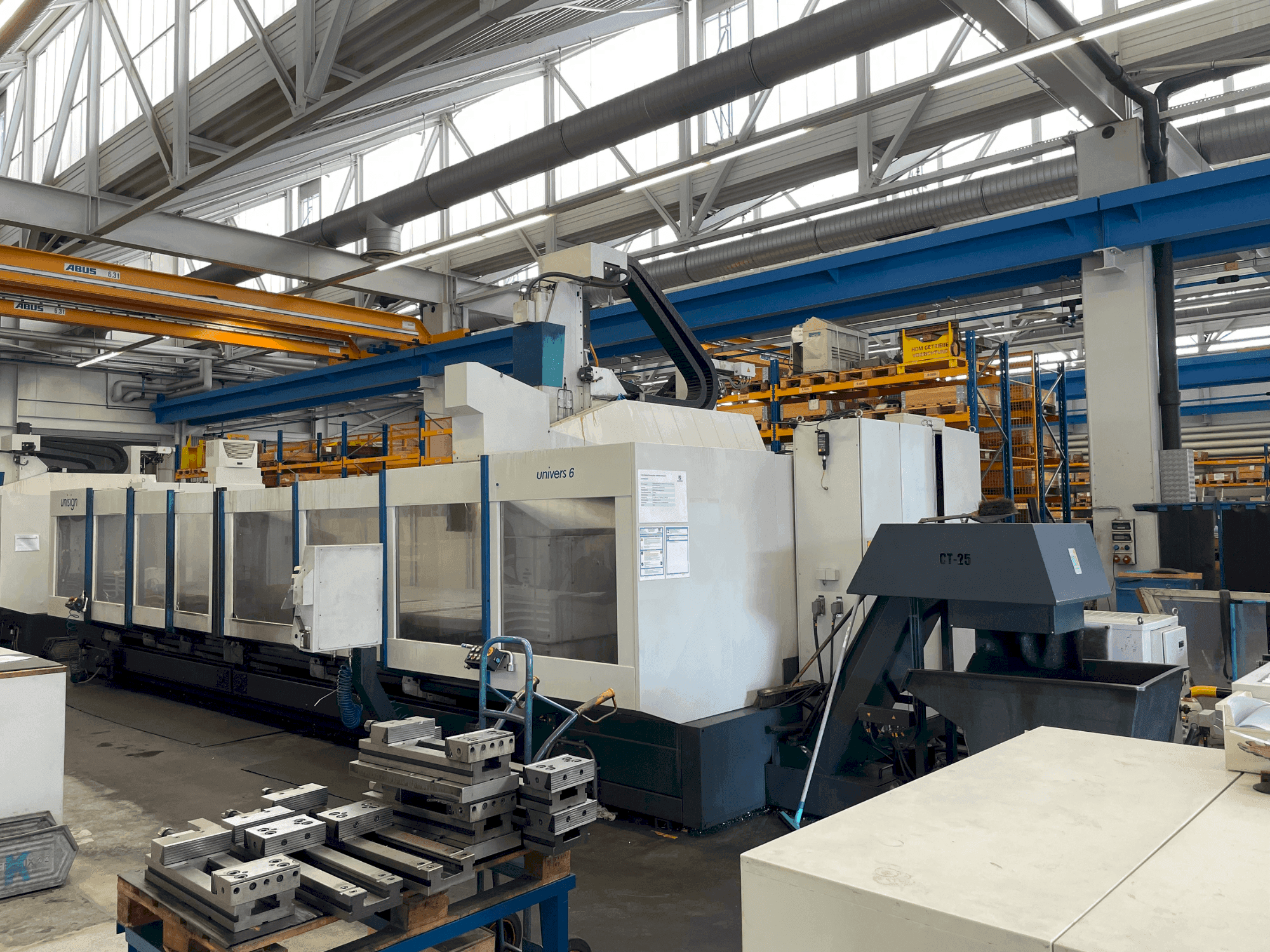 Čelní pohled  na Unisign UNIVERS 6  stroj