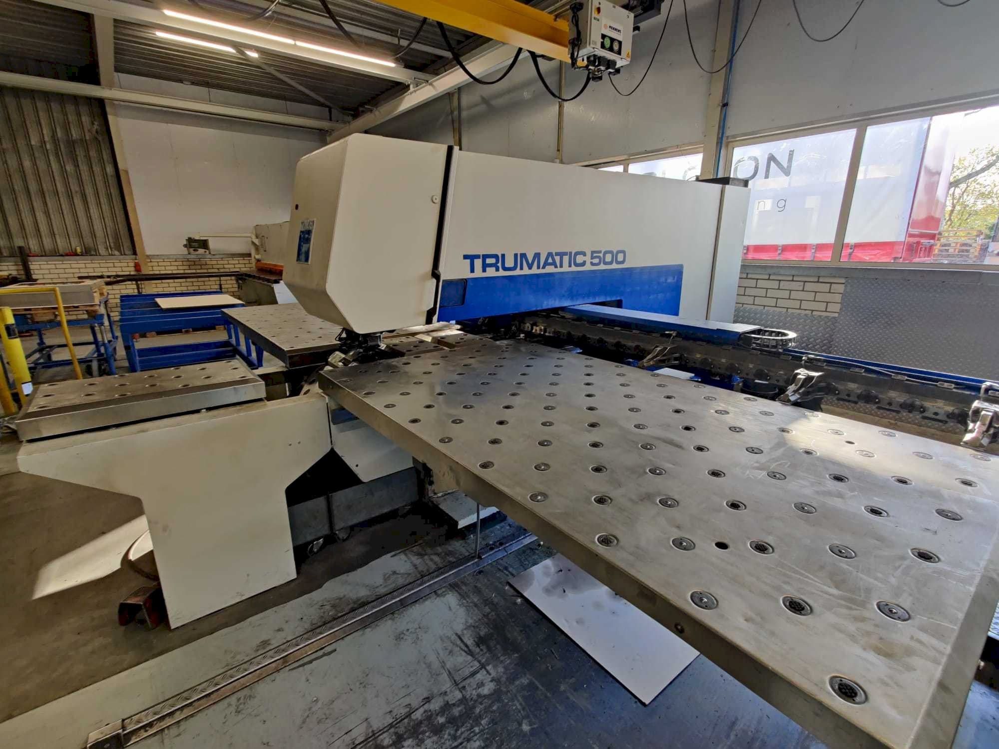 Čelní pohled na Trumpf Trumatic 500 stroj