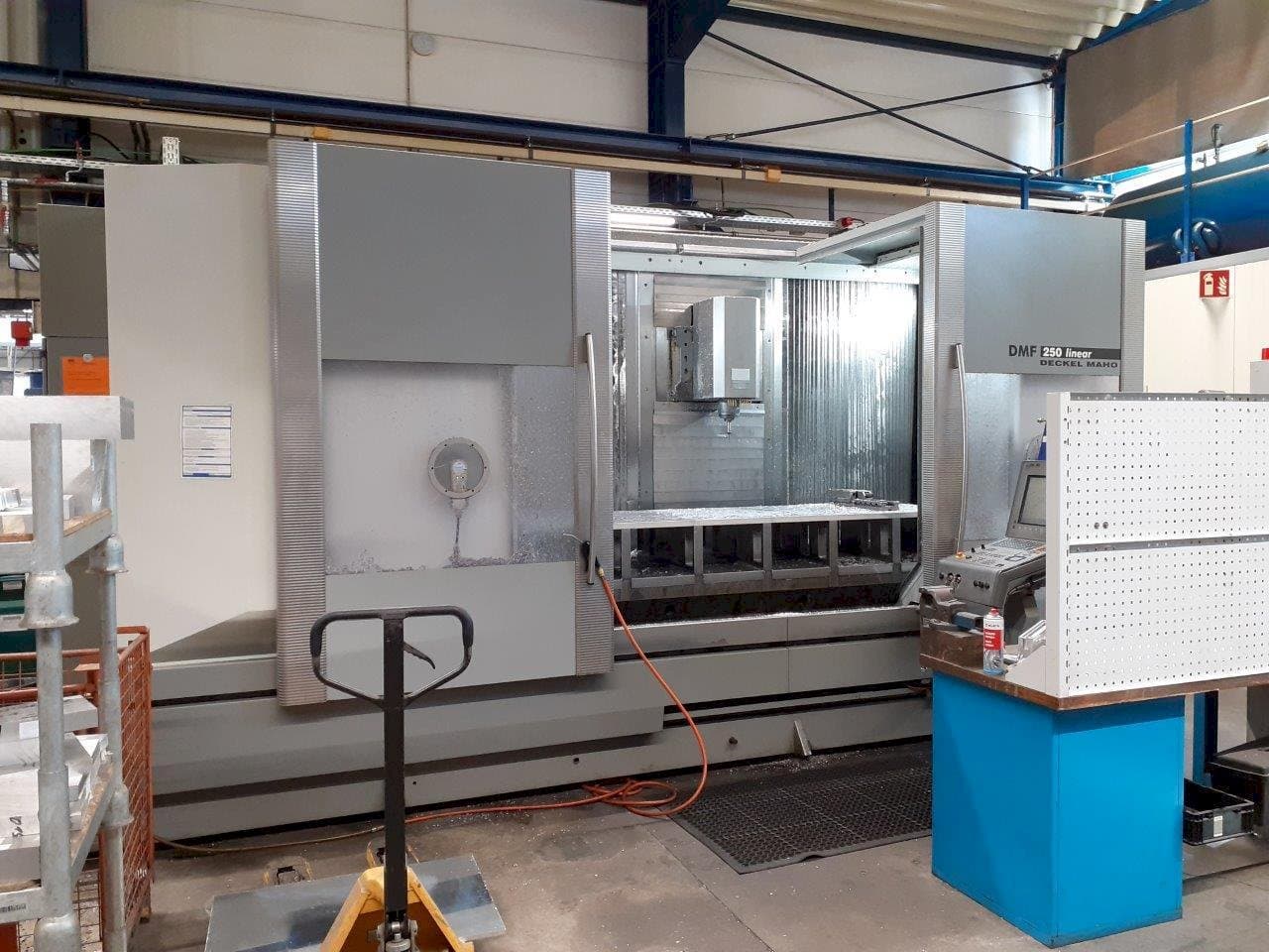 Čelní pohled na DMG MORI DMF 250 stroj