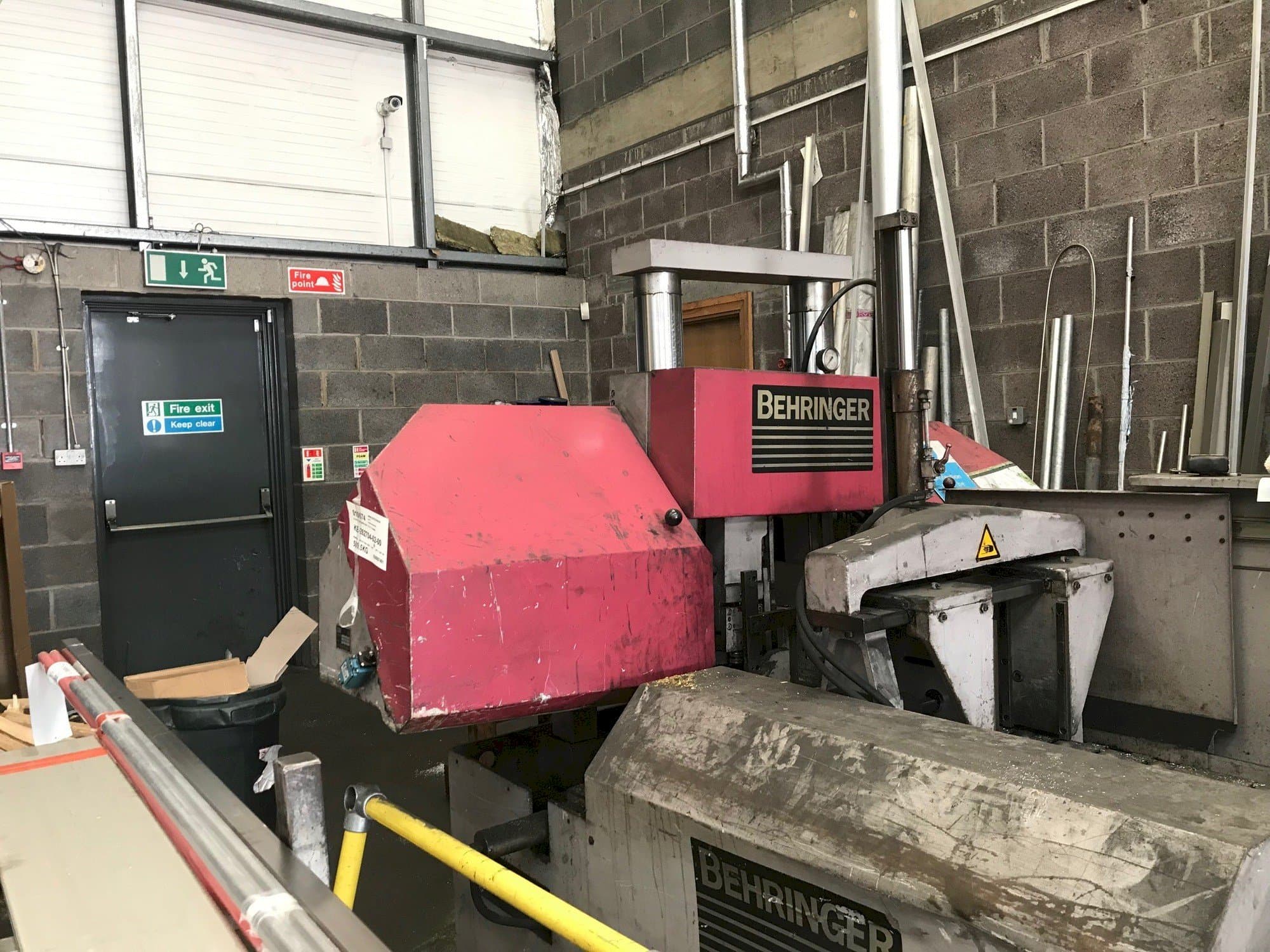 Čelní pohled na Behringer HBP303A stroj