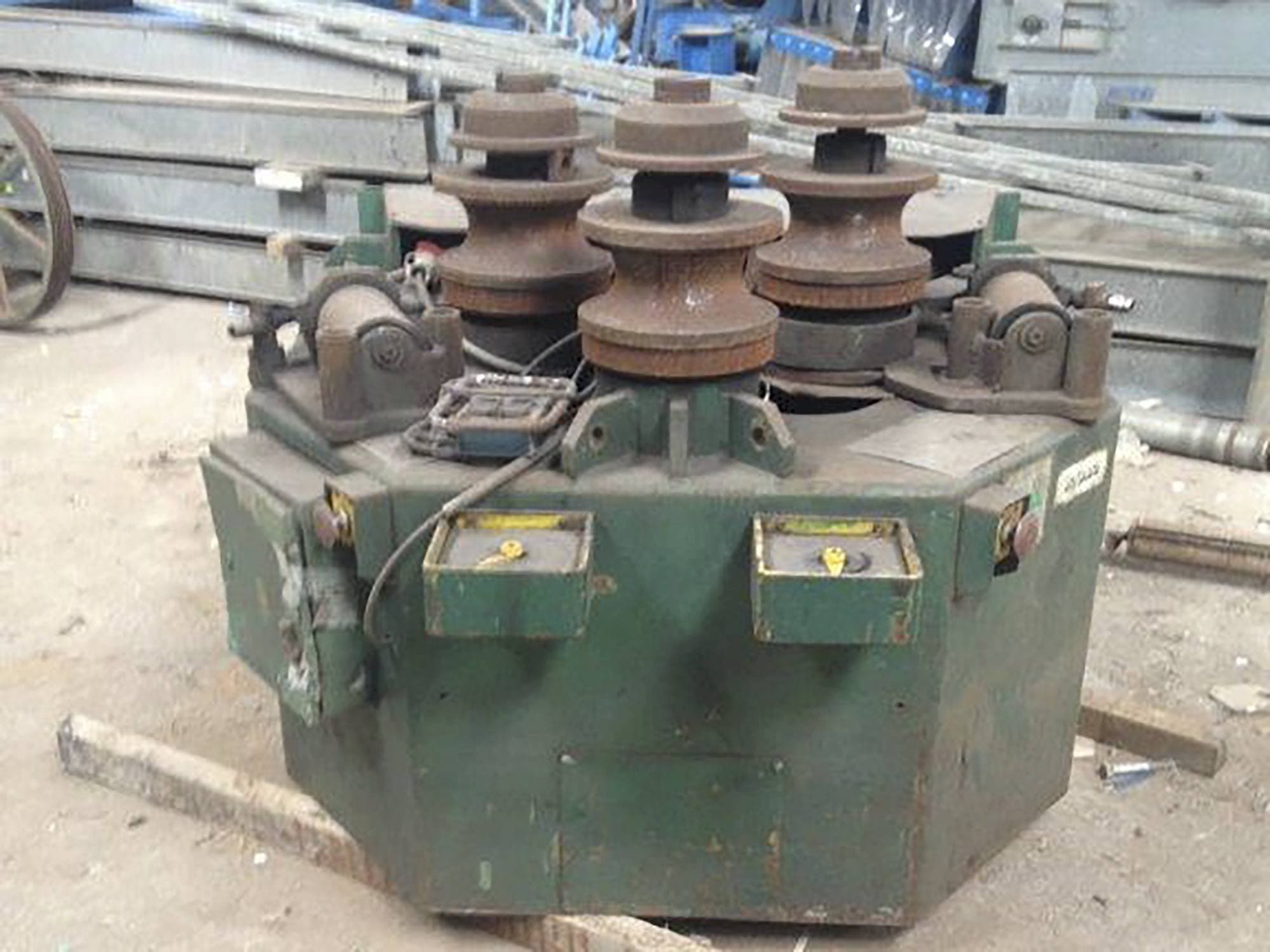 Čelní pohled na ROUNDO R-5 stroj