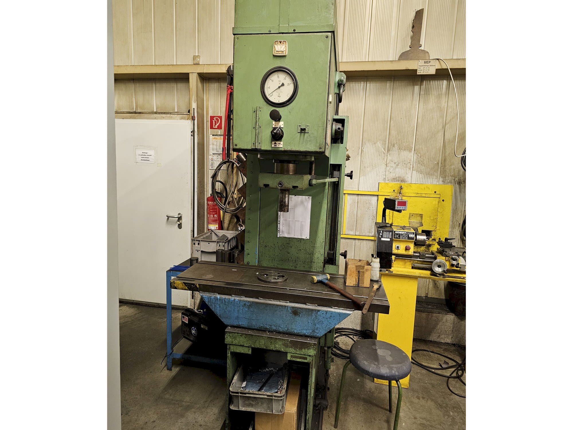 Čelní pohled na VEB PYE/25/1 stroj