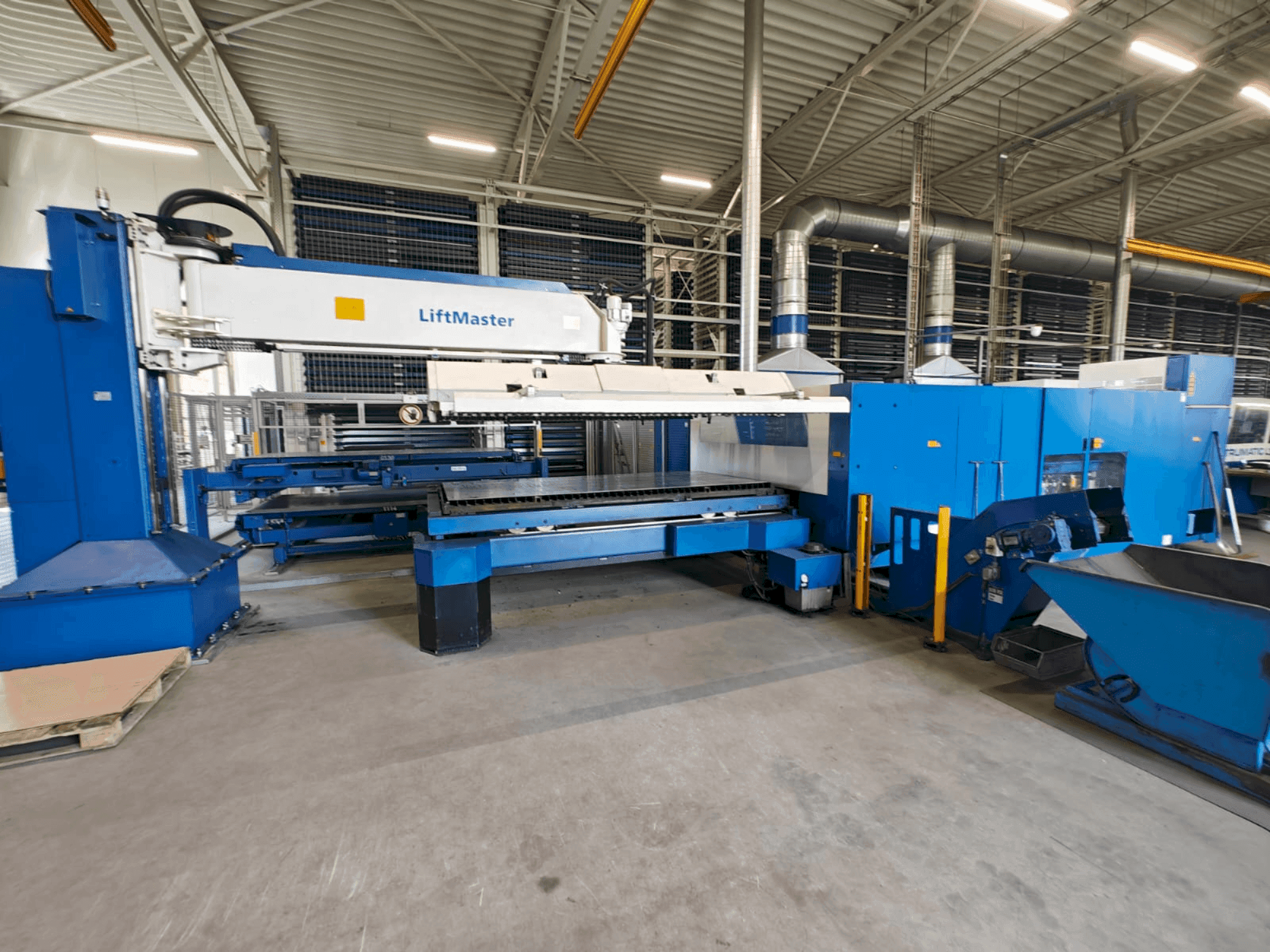 Čelní pohled na TRUMPF TruLaser 5030 classic 6,0kW + LiftMaster stroj