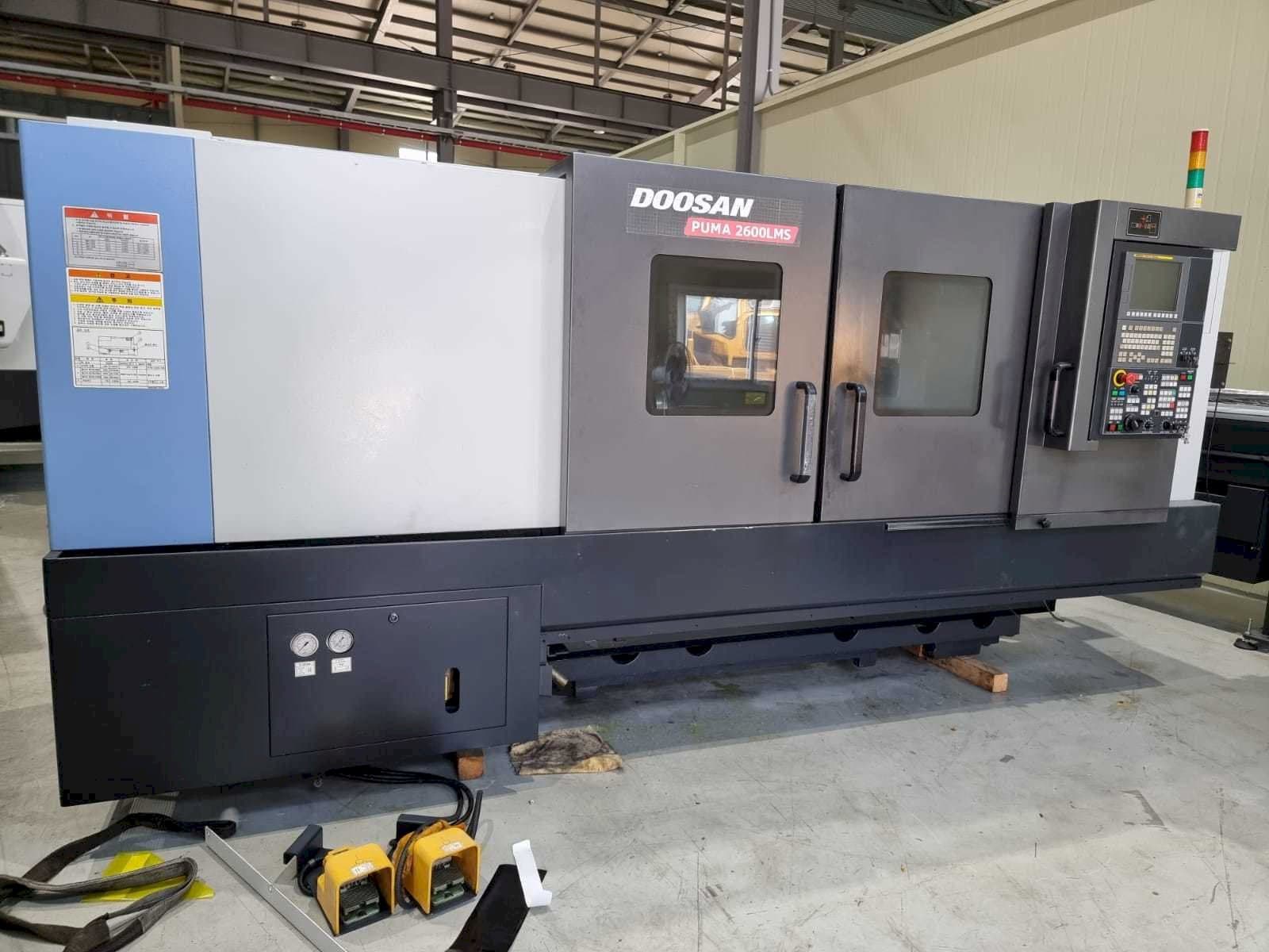 Čelní pohled na Doosan PUMA 2600LMS stroj