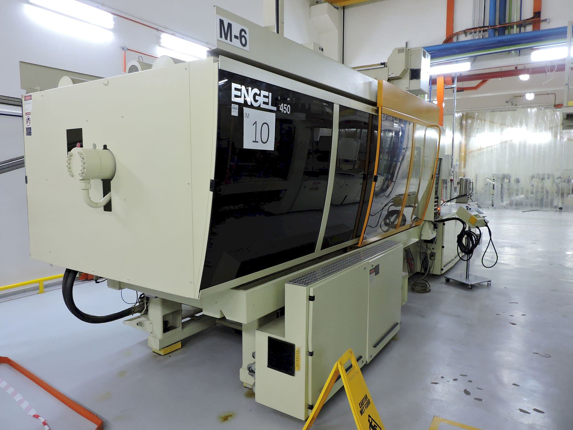 Levý pohled na ENGEL ES 1300/450 stroj