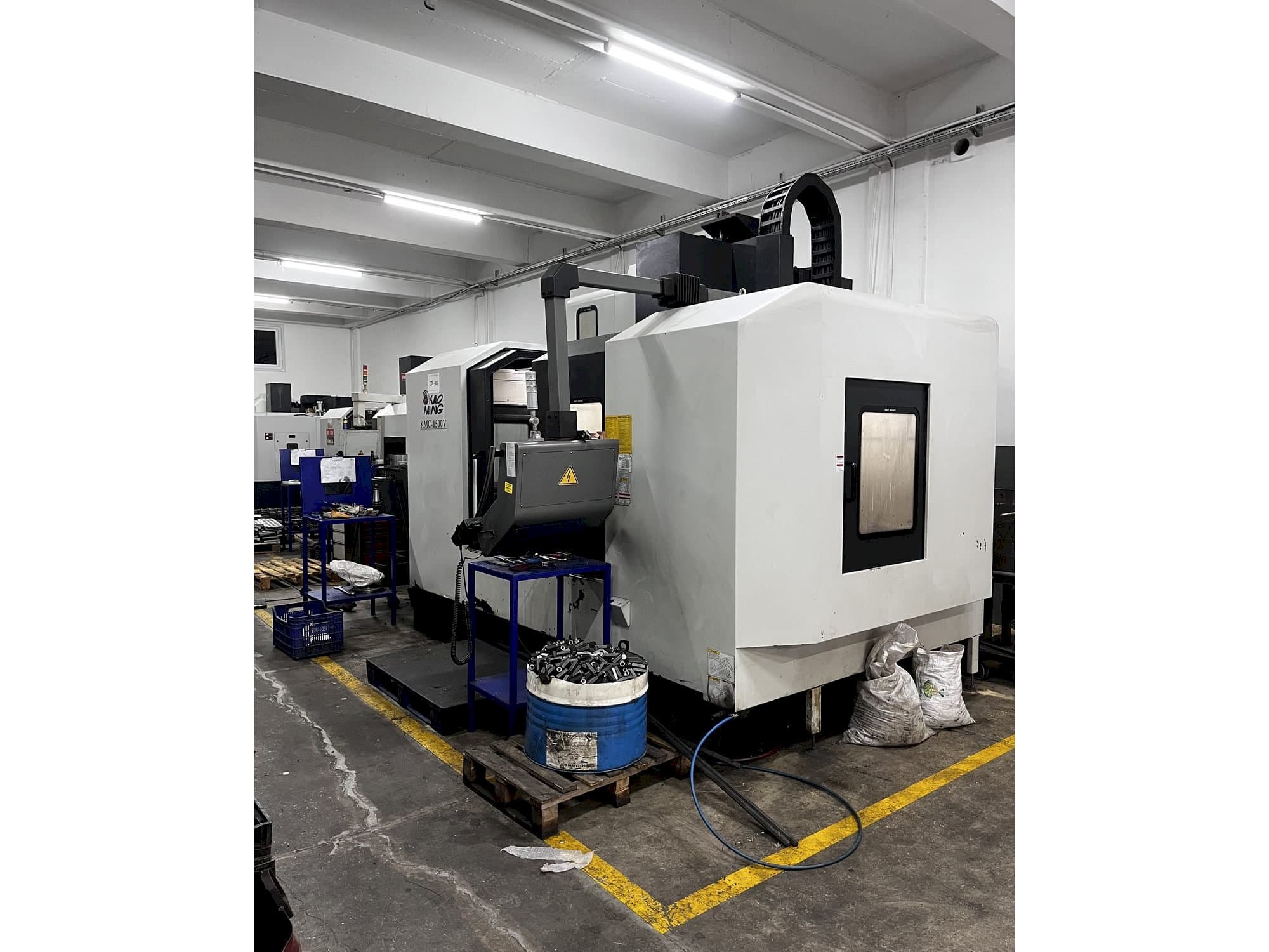 Čelní pohled na KAOMING KMC 1500V stroj