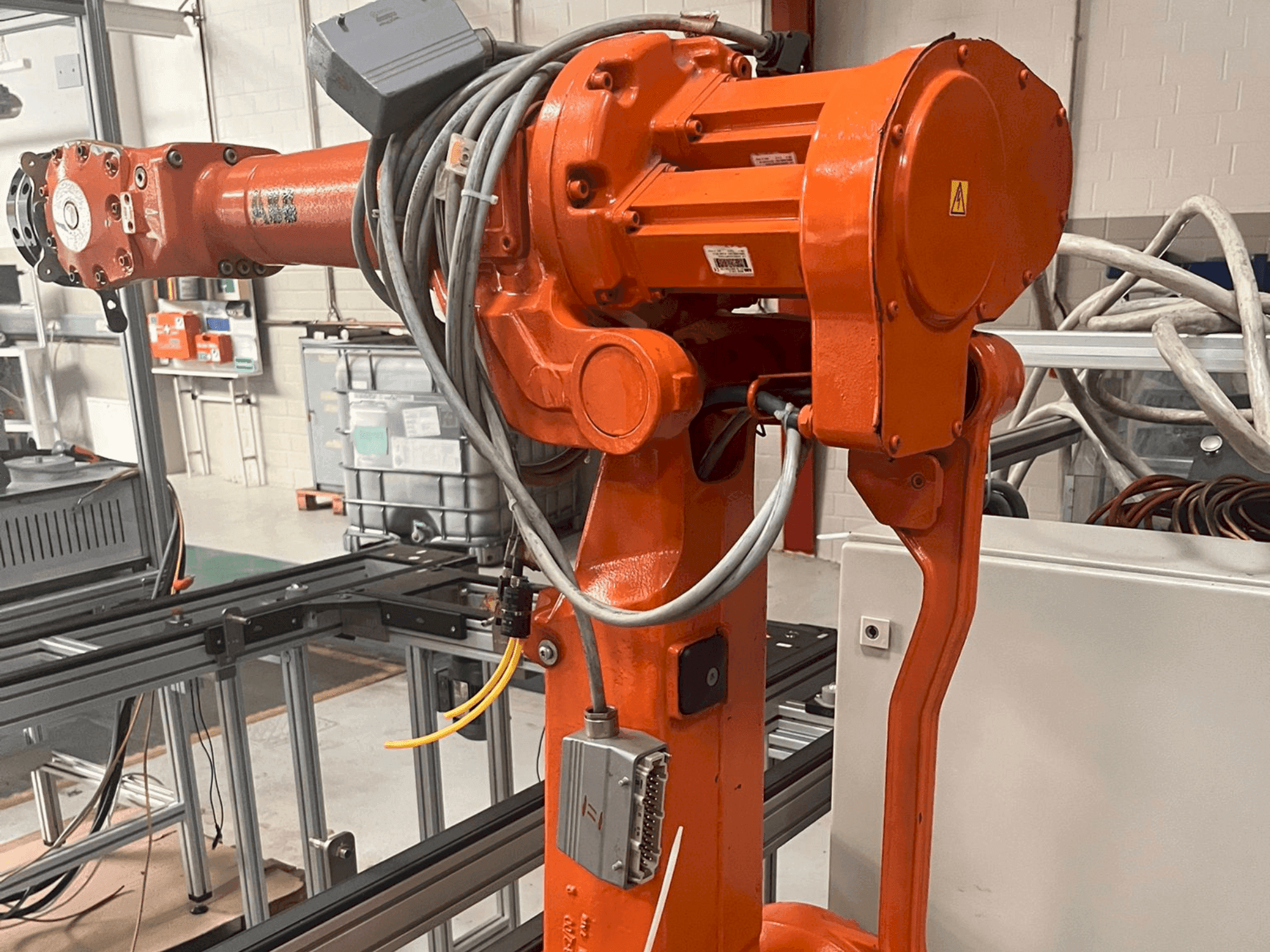 Čelní pohled na ABB IRB 2400 M2004 stroj