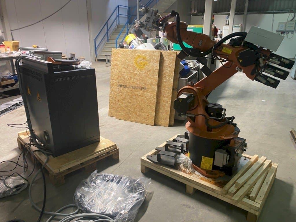 Čelní pohled na KUKA KR16-2 with KR C4 Controller stroj