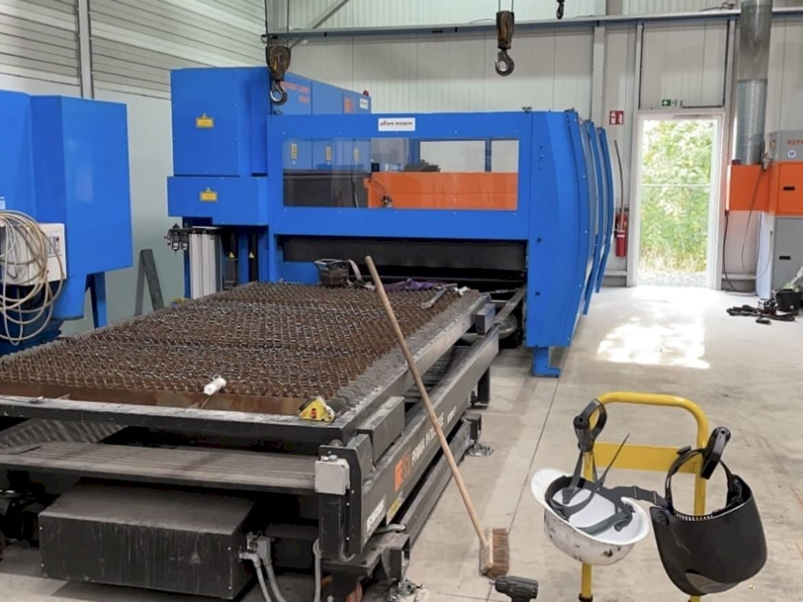 Čelní pohled na Prima Industrie Platino 1530 stroj