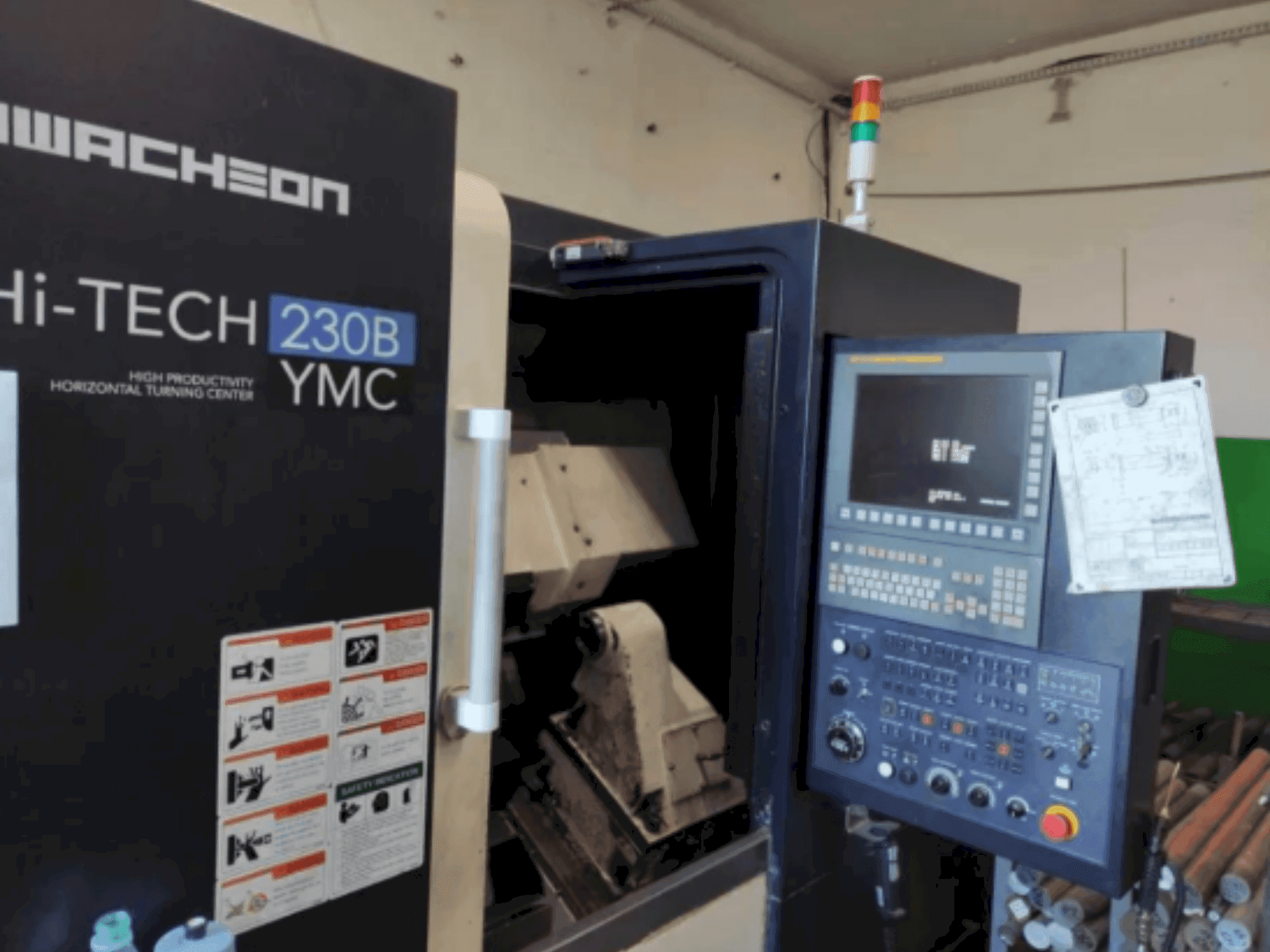 Čelní pohled na HWACHEON HI-TECH 230B YMC stroj