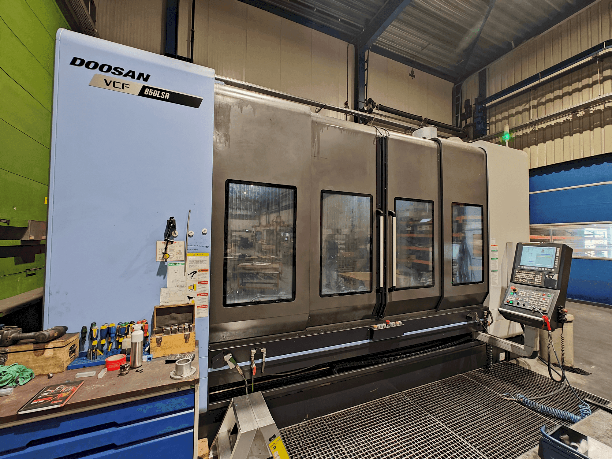 Čelní pohled na DOOSAN VCF 850 LSR stroj