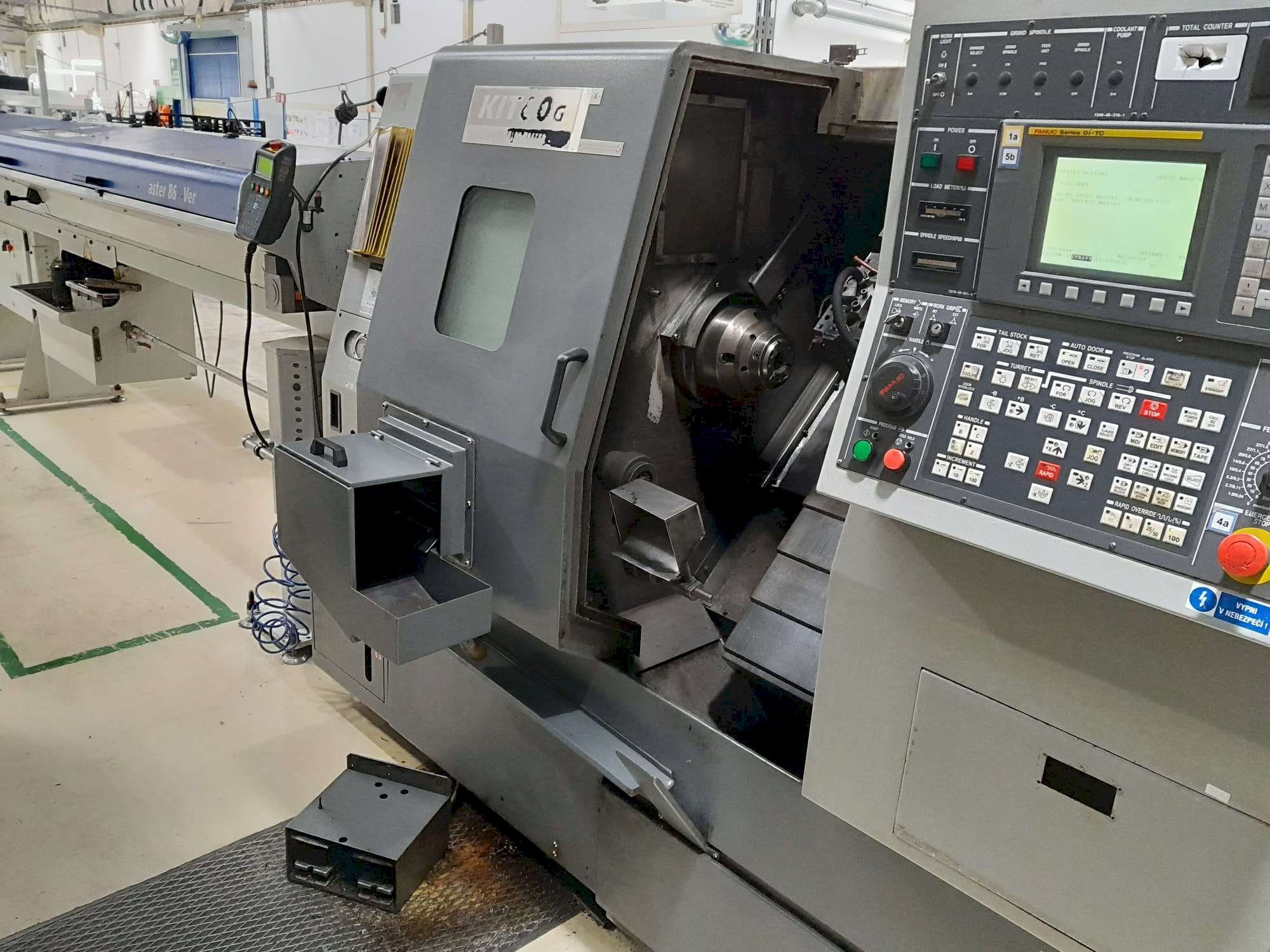 Čelní pohled na Hyundai Kia KIT60G stroj