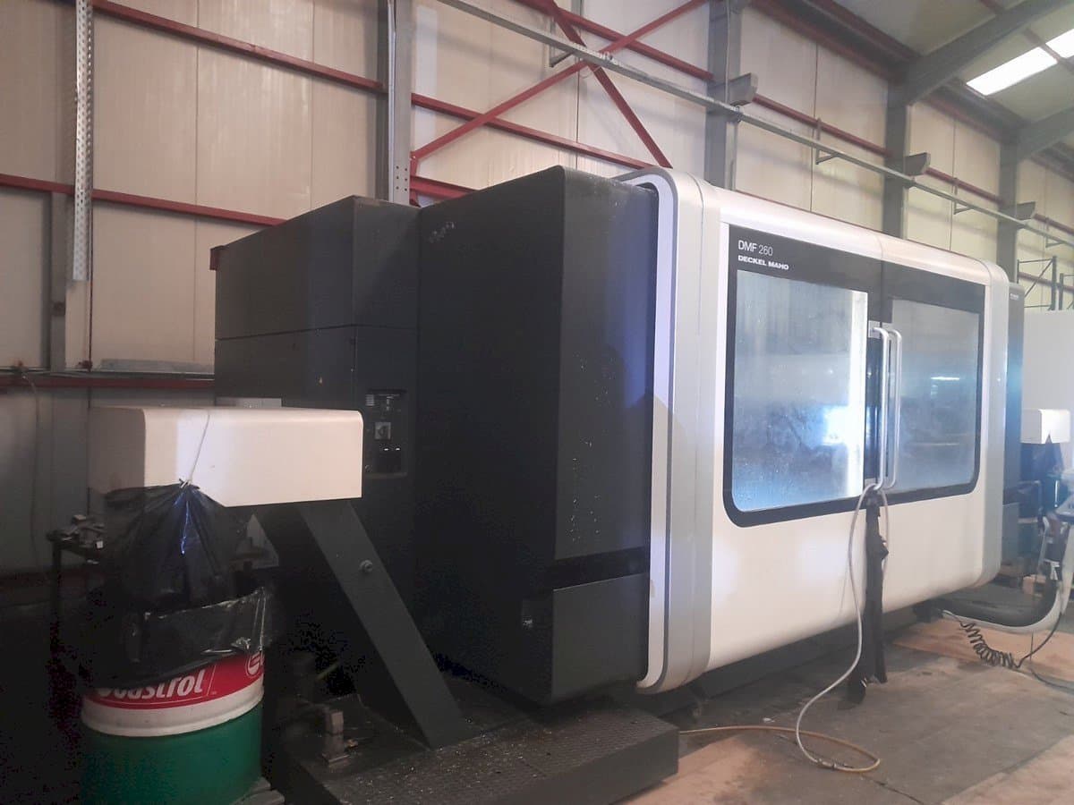 Levý boční pohled na DECKEL MAHO DMF 260 stroj