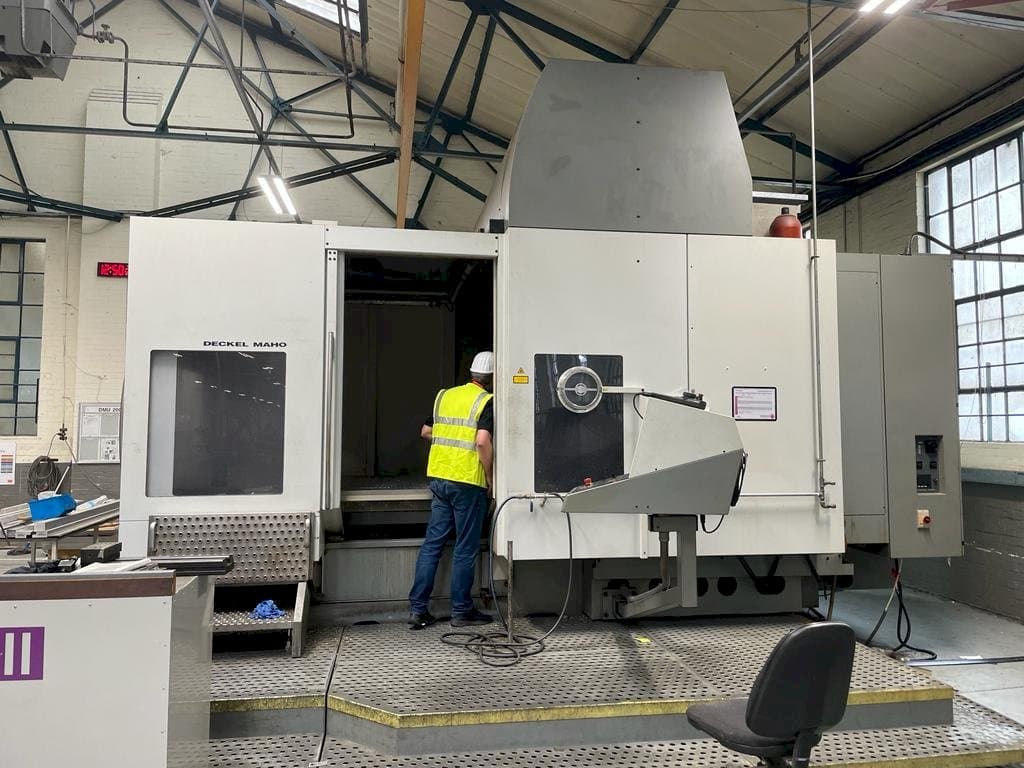 Čelní pohled na DECKEL MAHO DMU 200T stroj