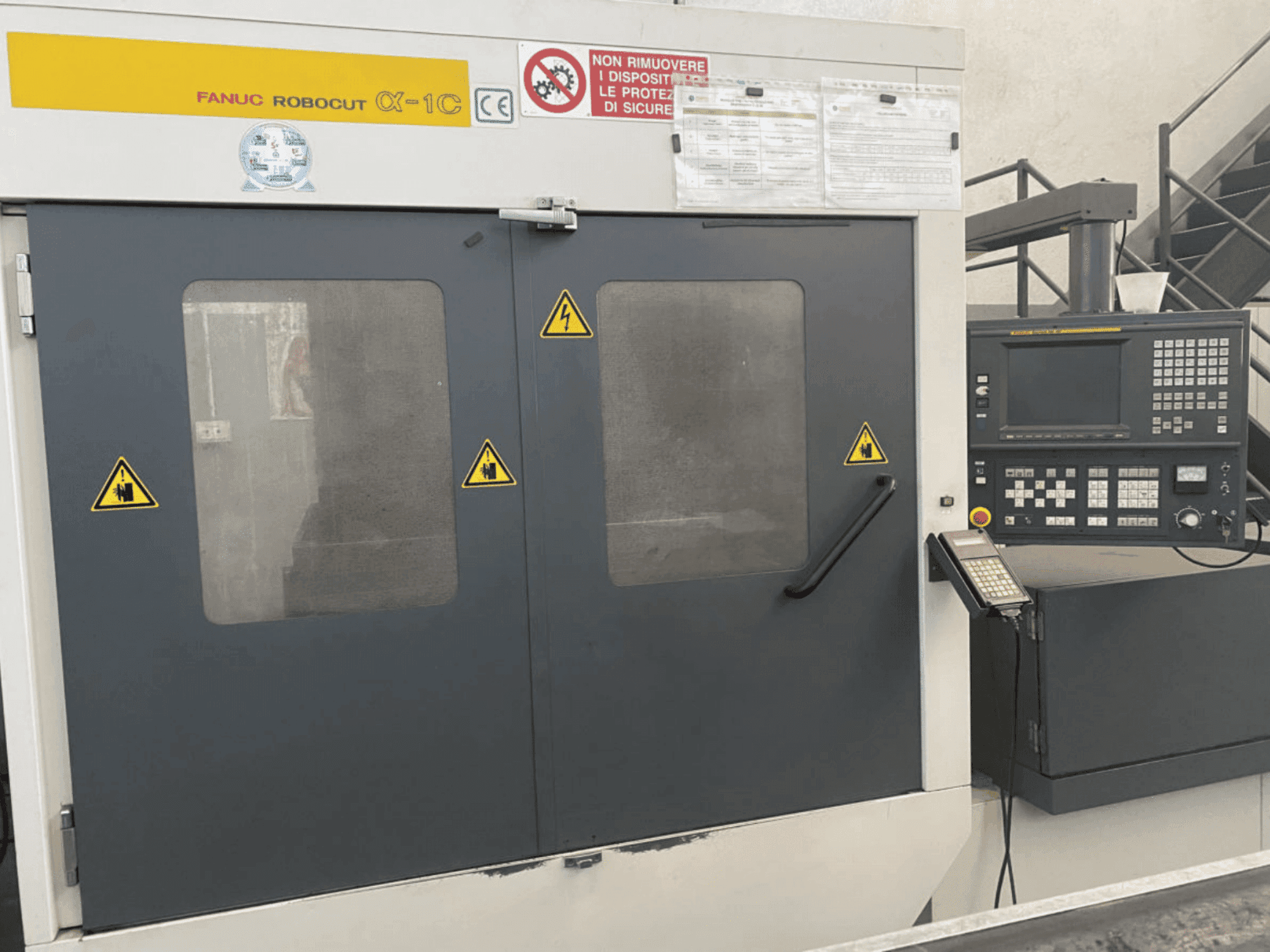 Čelní pohled na FANUC Robocut alpha-1C stroj