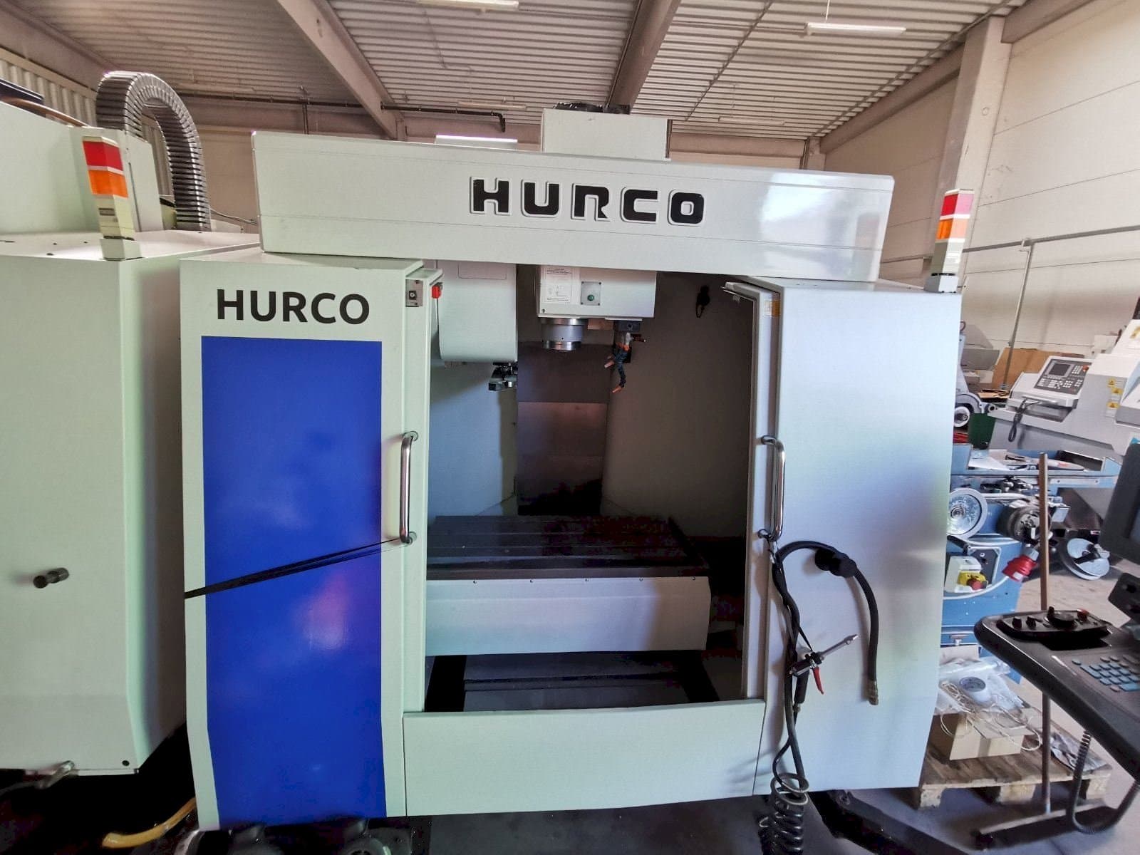 Čelní pohled na Hurco BMC 30 stroj