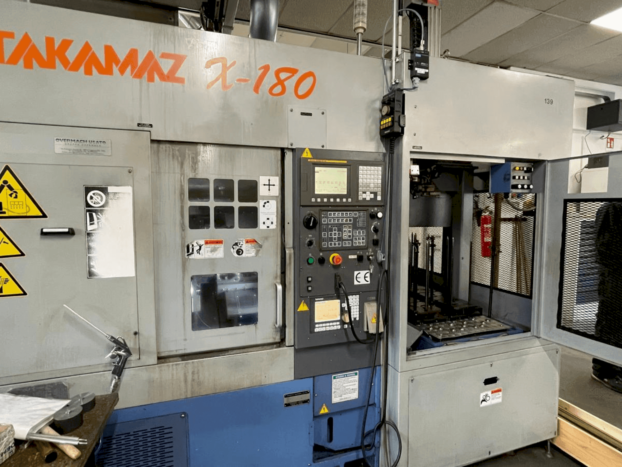 Čelní pohled na Takamaz X-180 stroj