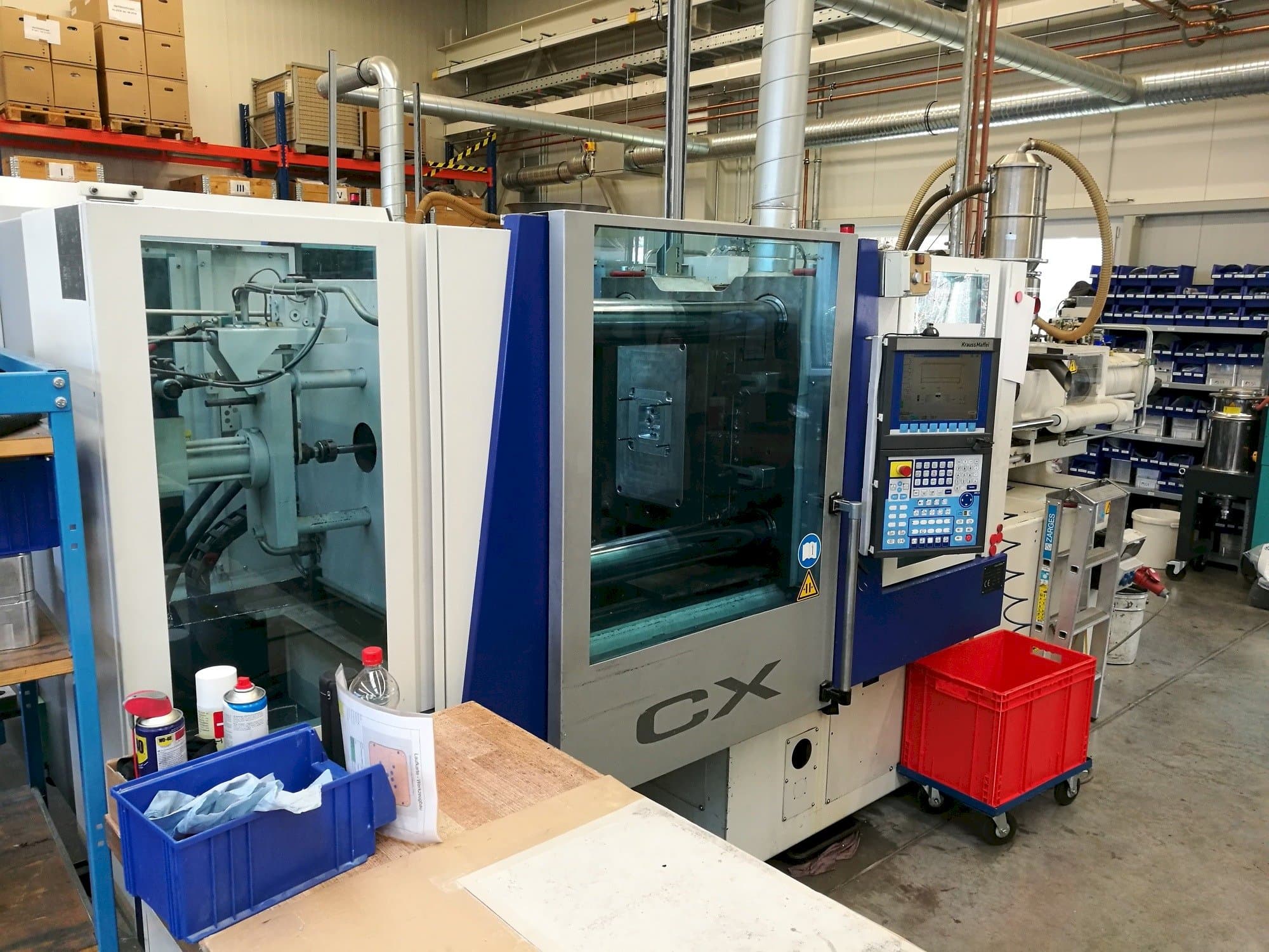 Čelní pohled na Krauss Maffei 160-1000 CX stroj