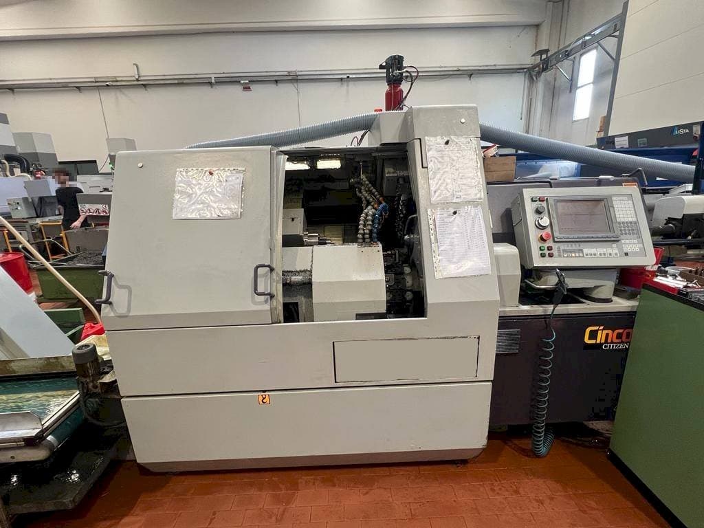 Čelní pohled  na Citizen M32  stroj