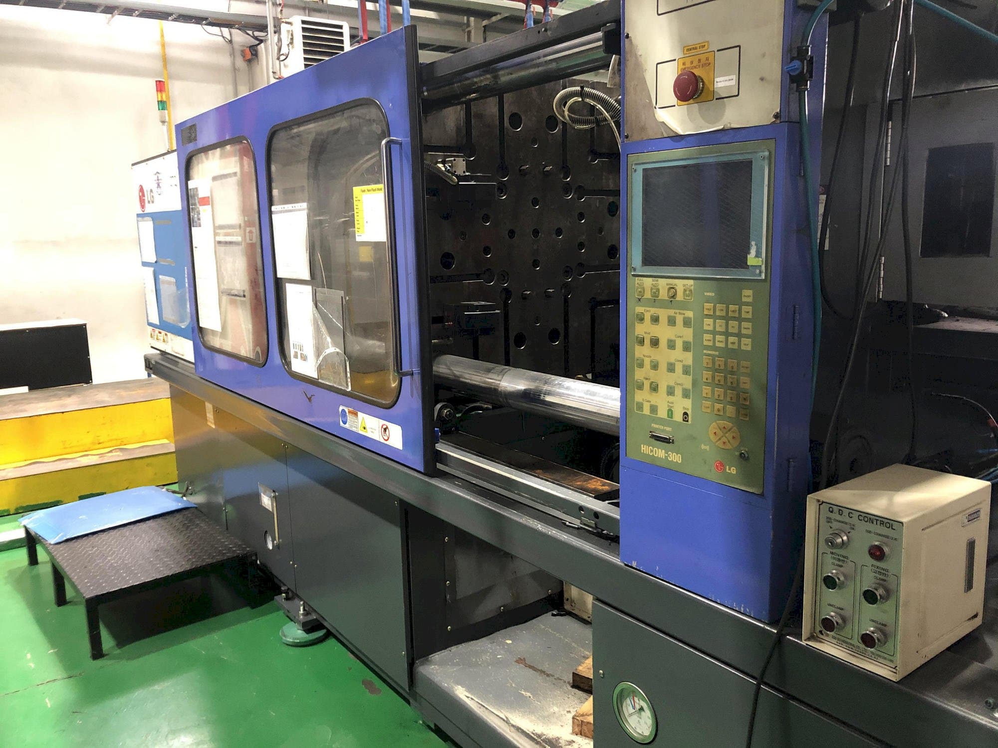 Čelní pohled  na LG LGH-350N  stroj