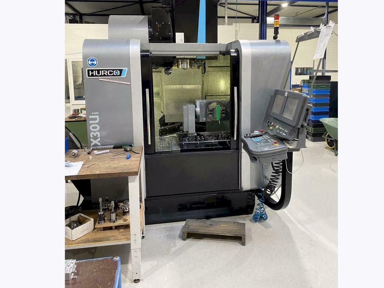 Čelní pohled  na Hurco VMX30 Ui  stroj
