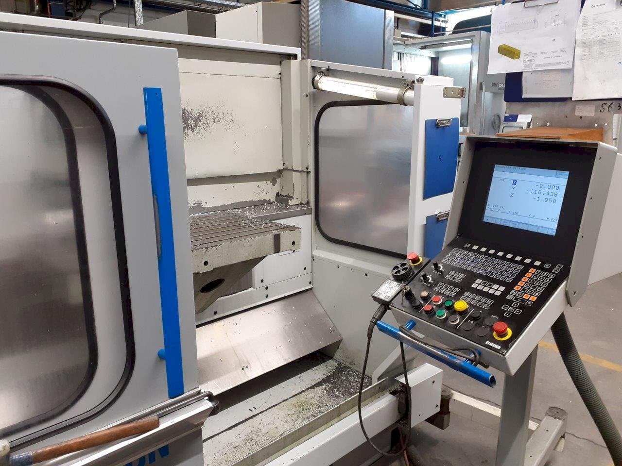 Čelní pohled na MIKRON UME 600 stroj