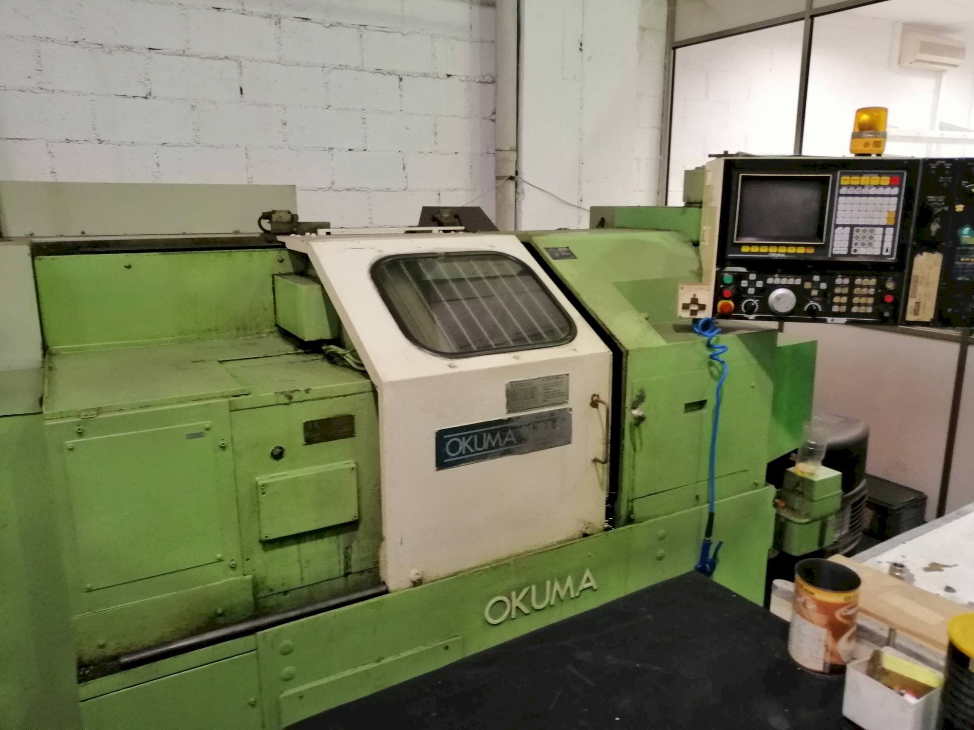 Čelní pohled na Okuma LB15 stroj