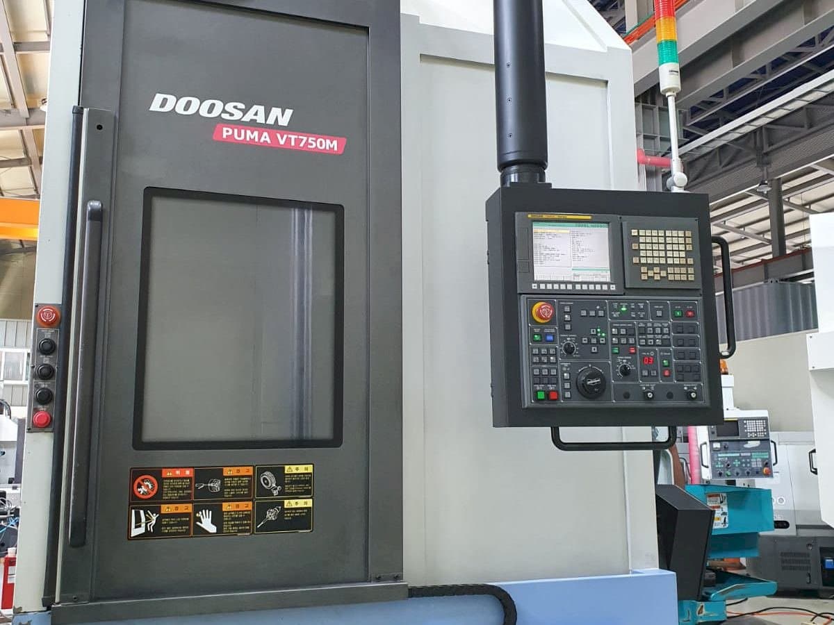 Čelní pohled na Doosan Puma VT750M stroj