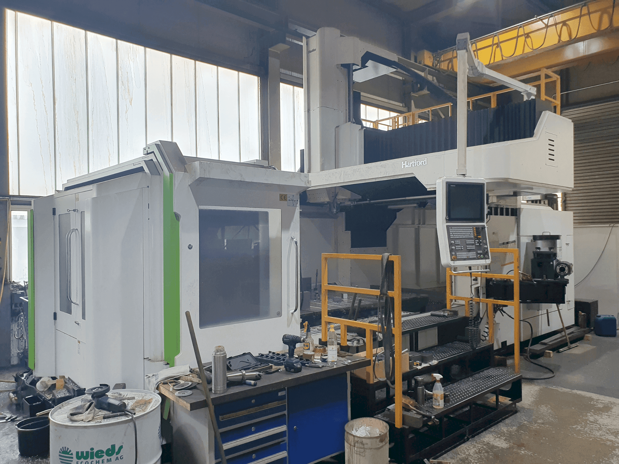 Čelní pohled na HARTFORD HSA 320 stroj