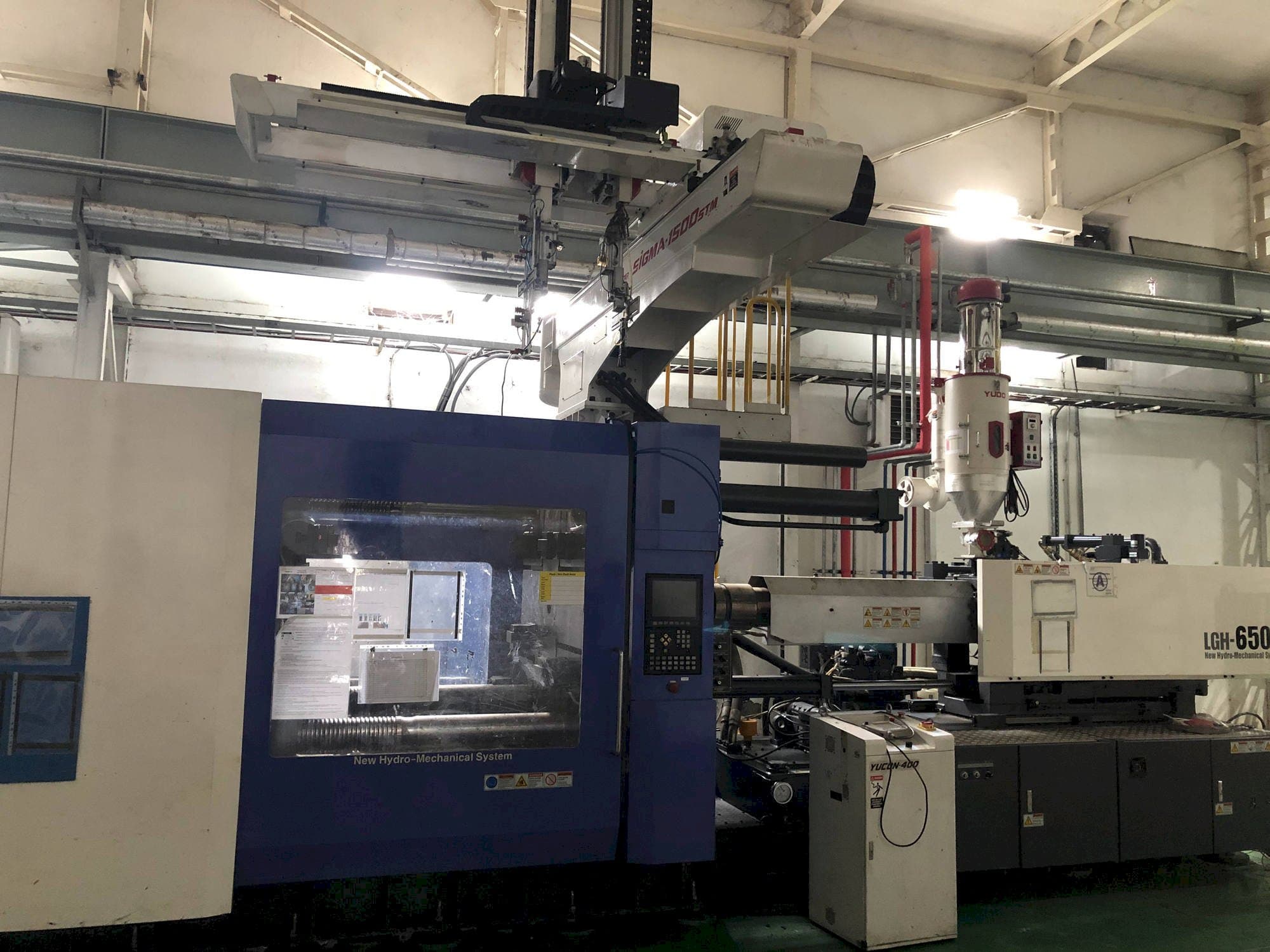 Čelní pohled na LG LGH-650M stroj