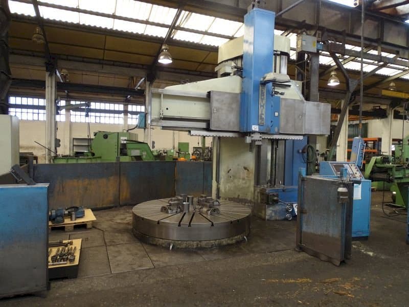 Čelní pohled na Berthiez BM 225 stroj