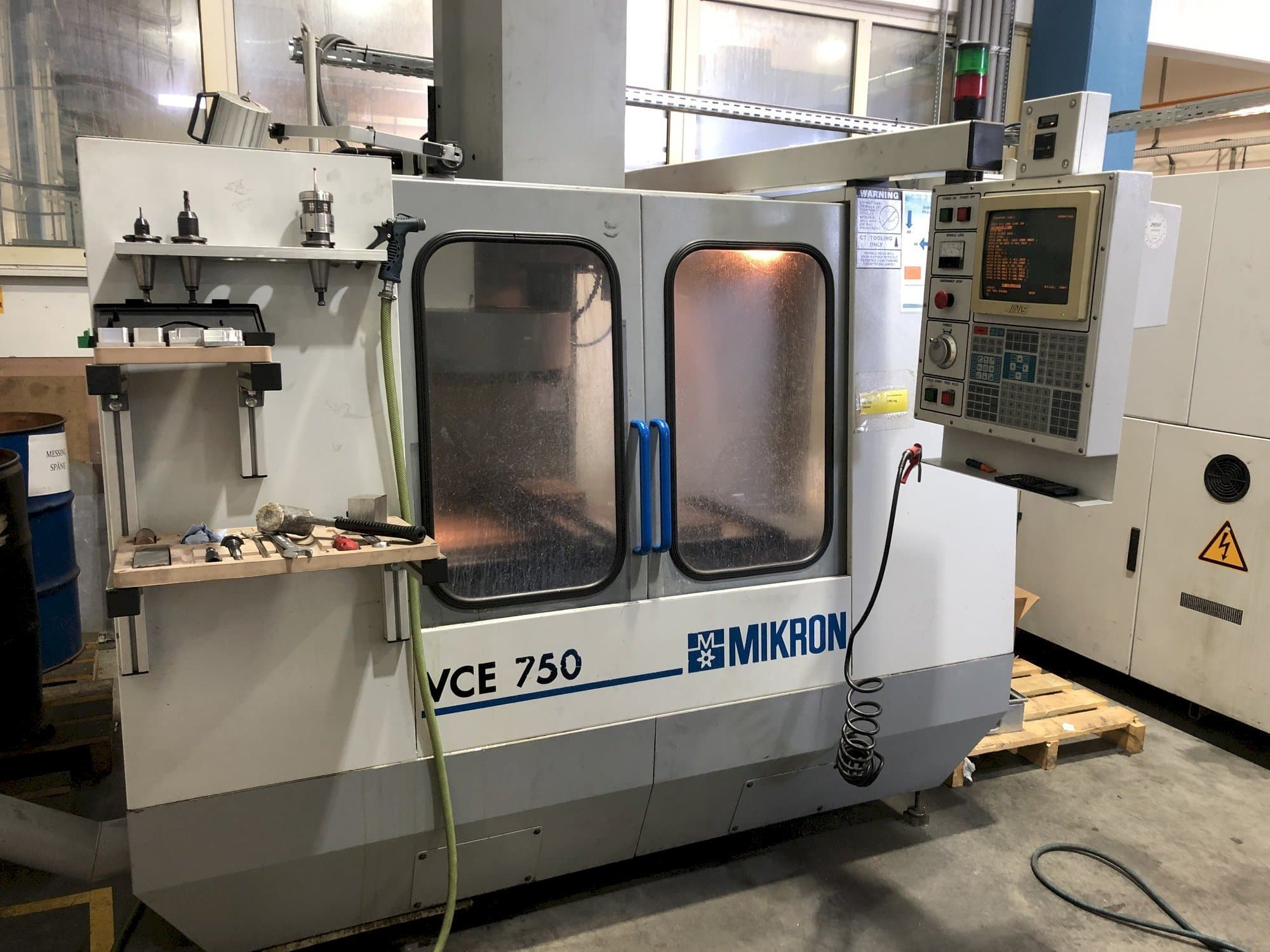 Čelní pohled na MIKRON VCE 750 stroj
